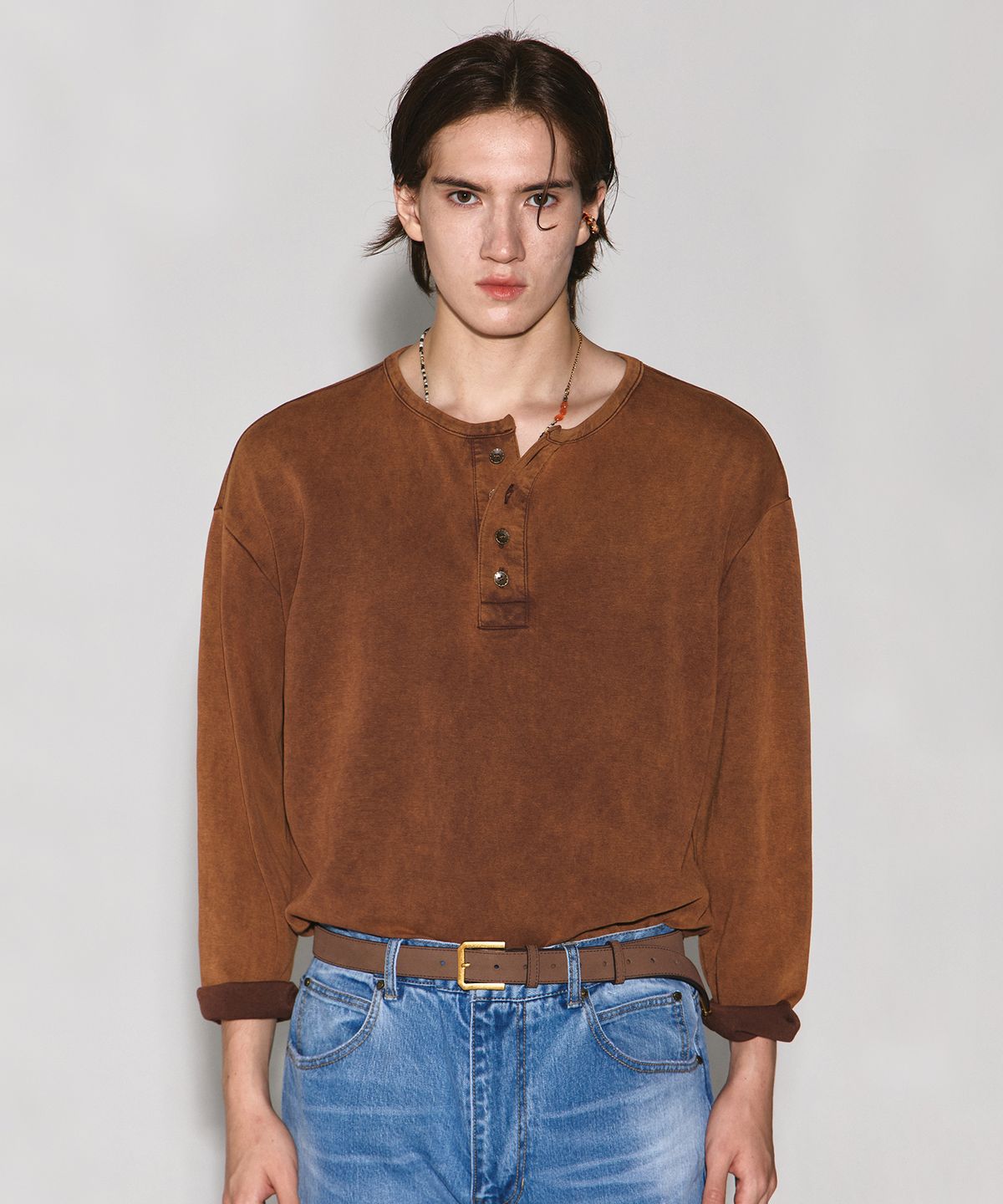 웨슬리 휴스턴(WESLEYHYUSTON) DEEP DYEING HENLEY NECK LONG SLEEVE BROWN