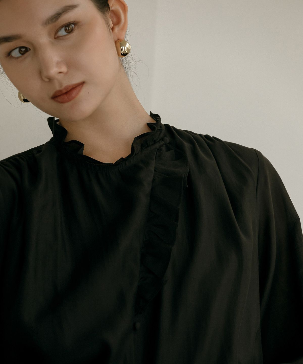 메이버유(MAYVERU) Trimming Frill Blouse _ Black