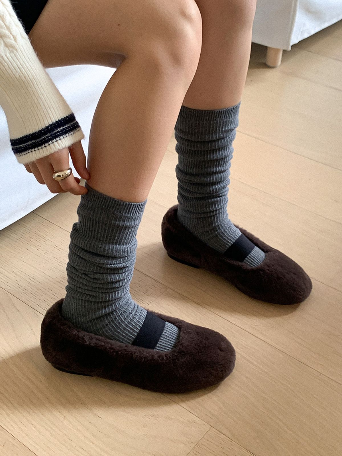 더조히(THE JOHI) Cozy Fur Mary Jane Flats_3 Colors