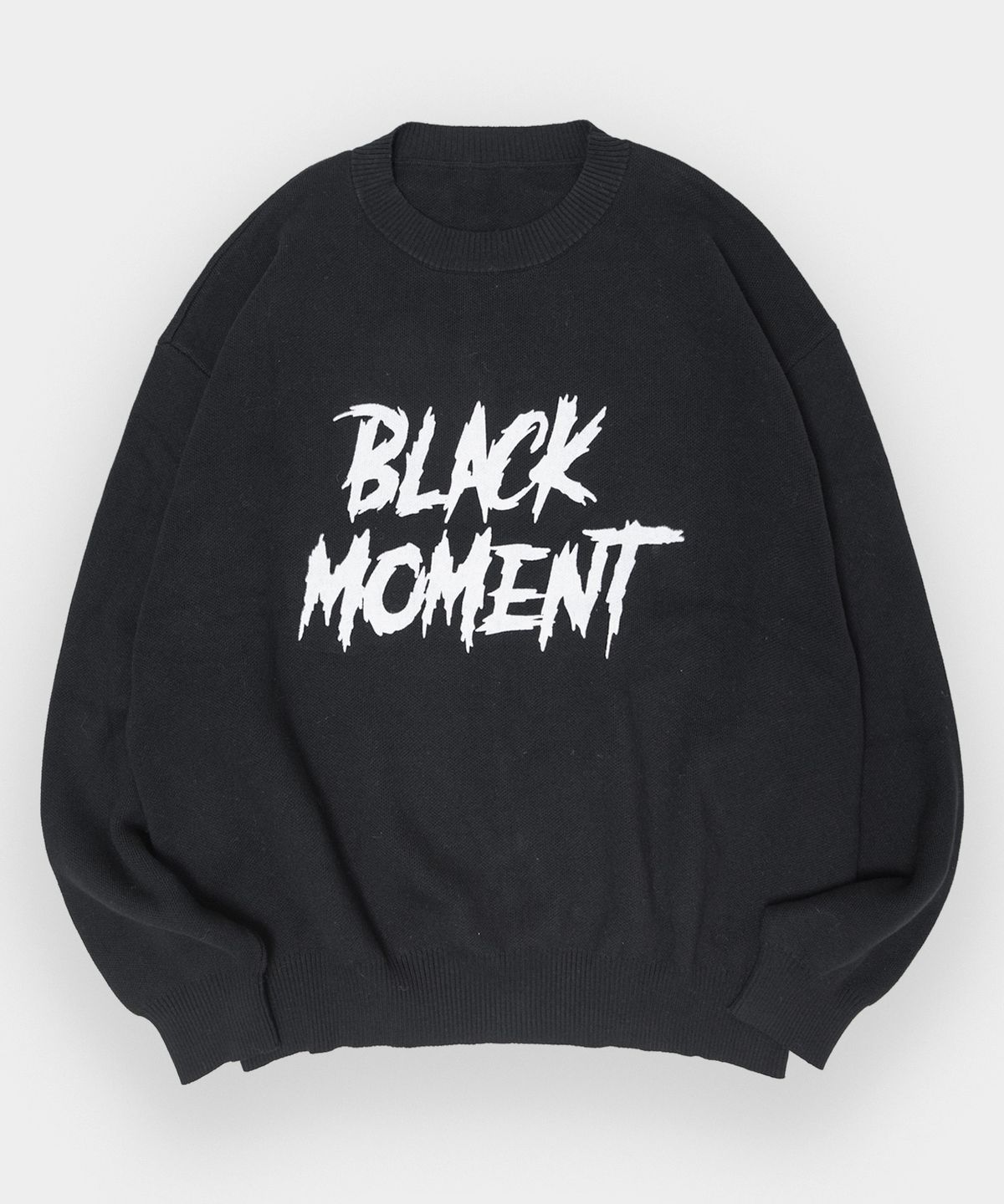 블랙모먼트(BLACK MOMENT) 워셔블 그래픽 러프 로고 니트 풀오버 티셔츠 [블랙]