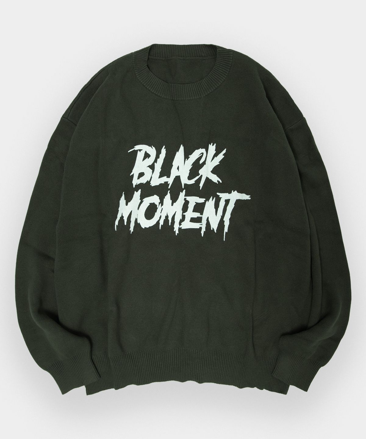 블랙모먼트(BLACK MOMENT) 워셔블 그래픽 러프 로고 니트 풀오버 티셔츠 [카키]