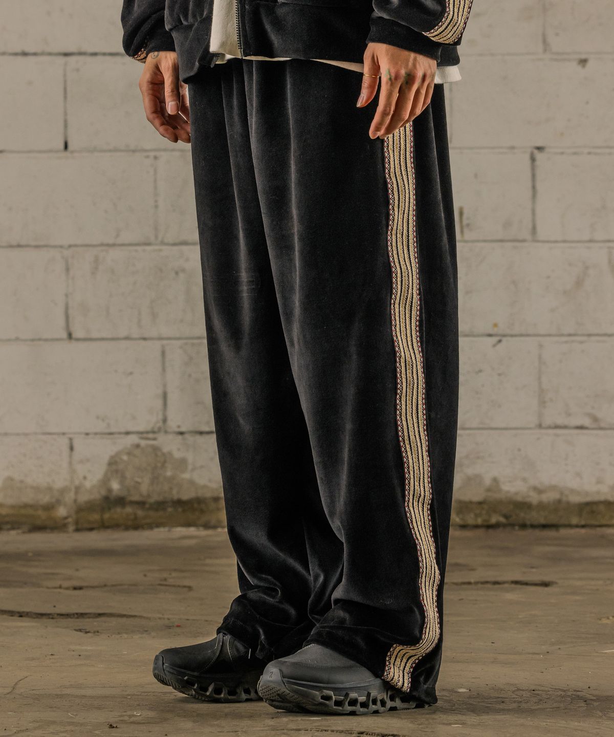 버닝카포네(BURNING CAPONE) BC Velvet Pattern Track Pants 블랙