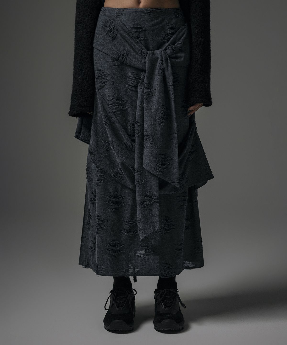 트리밍버드(TREEMINGBIRD) Strap Drape Damage Skirt [ Charcoal ]