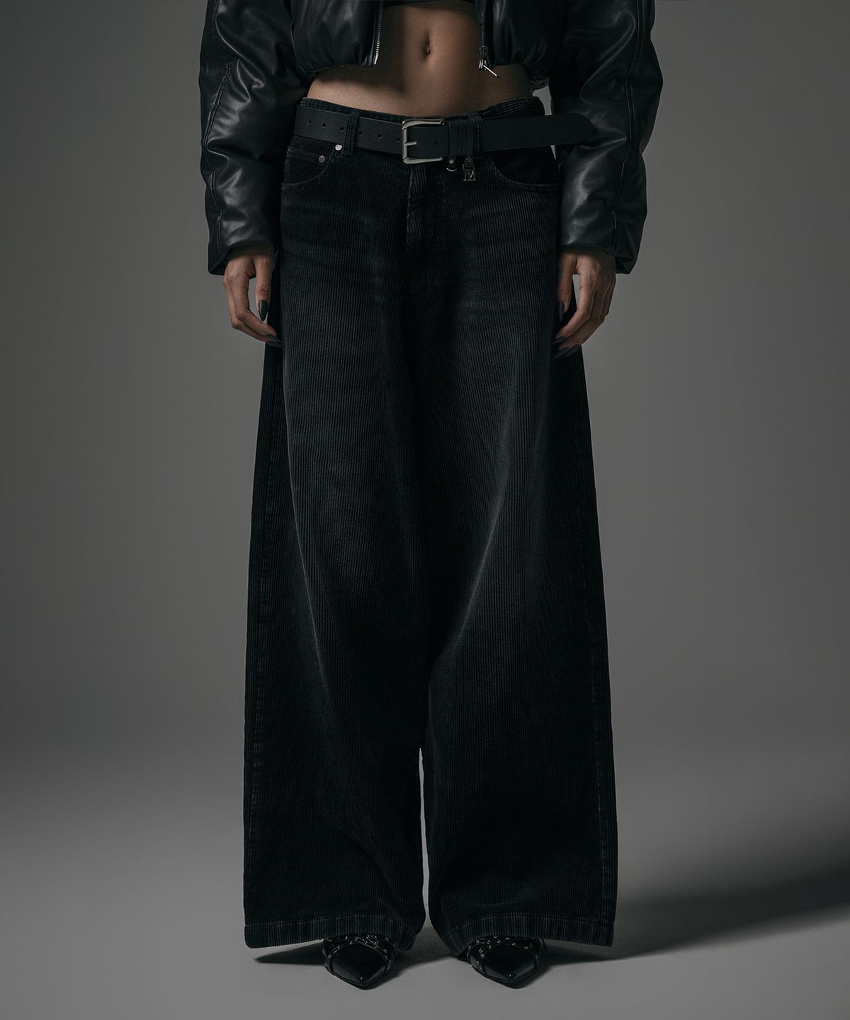 트리밍버드(TREEMINGBIRD) Washing Velour Corduroy Back Pocket Logo Pants [ Black ]