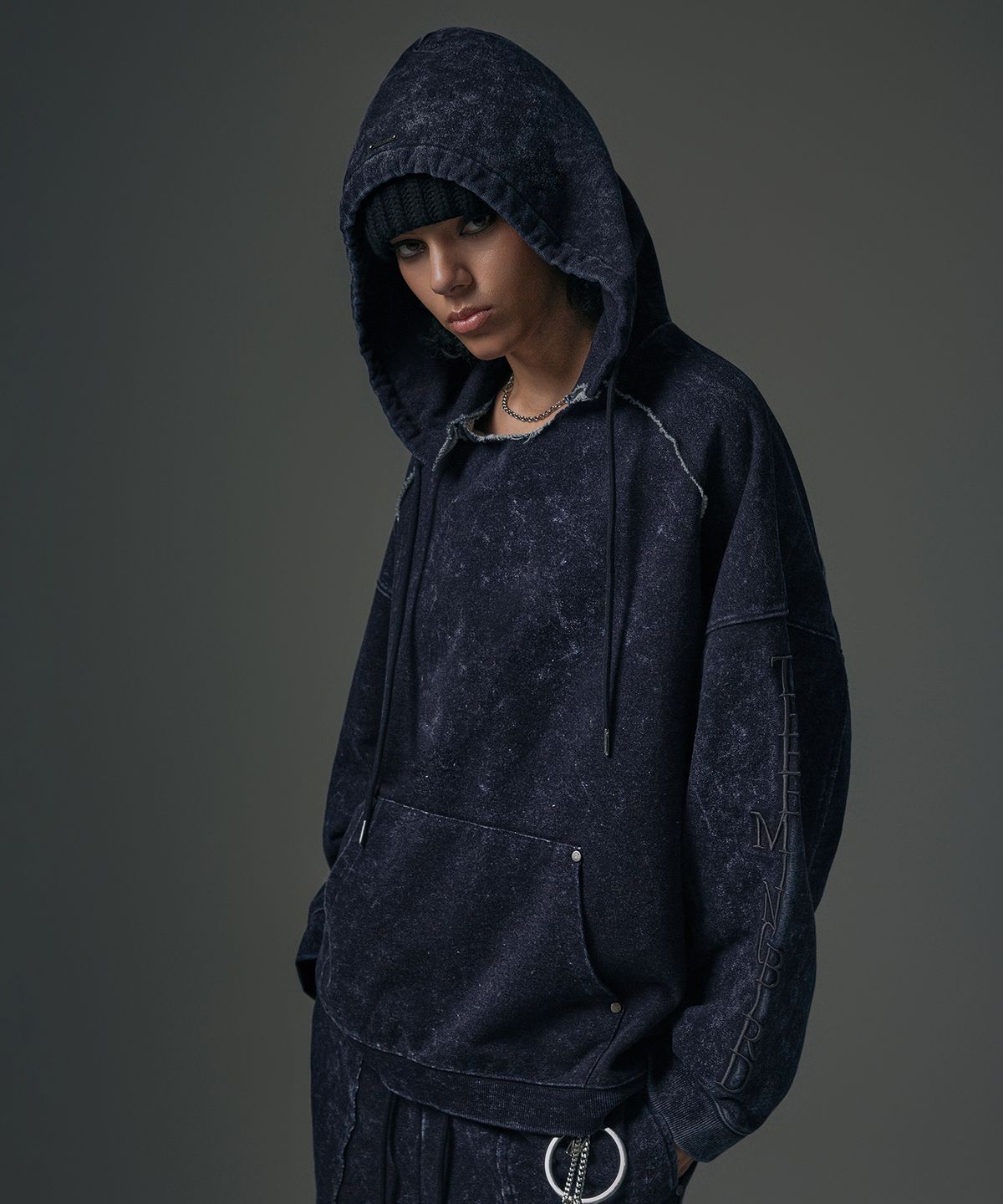 트리밍버드(TREEMINGBIRD) Stone Washing Vertical Logo Sweat Hoodie [ Blue ]