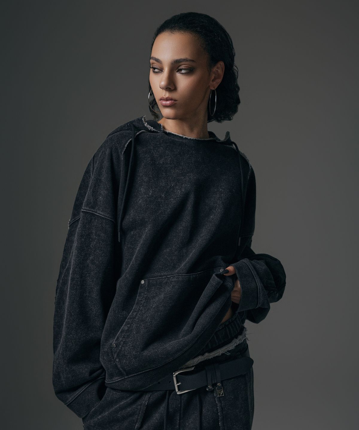 트리밍버드(TREEMINGBIRD) Stone Washing Vertical Logo Sweat Hoodie [ Black ]
