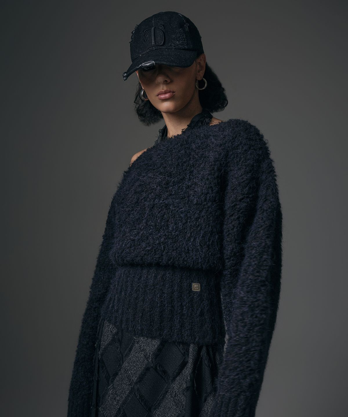 트리밍버드(TREEMINGBIRD) Alpaca Boucle Open Shoulder Knit [ Black ]