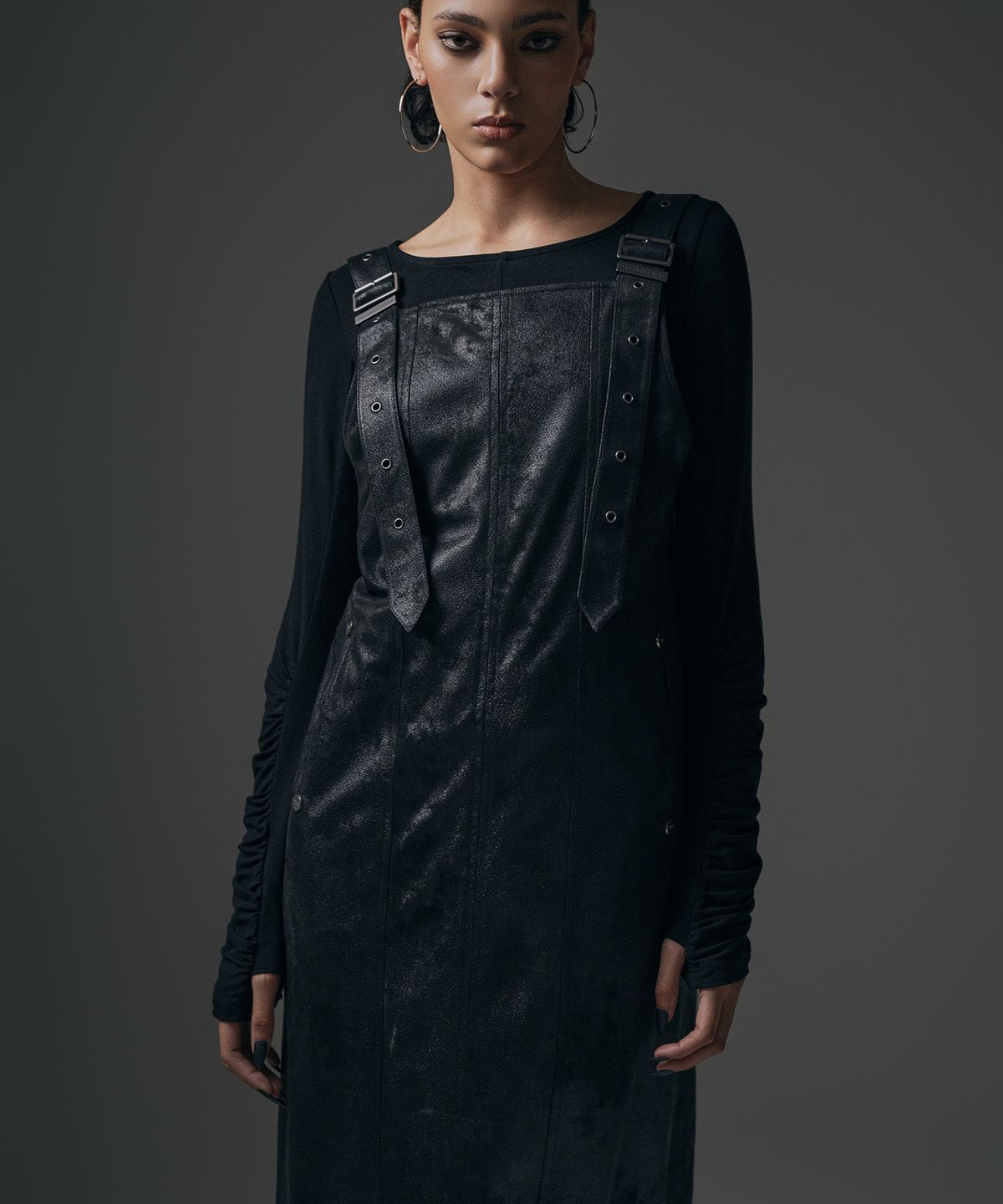 트리밍버드(TREEMINGBIRD) Crack Suede Suspenders One-piece [ Black ]