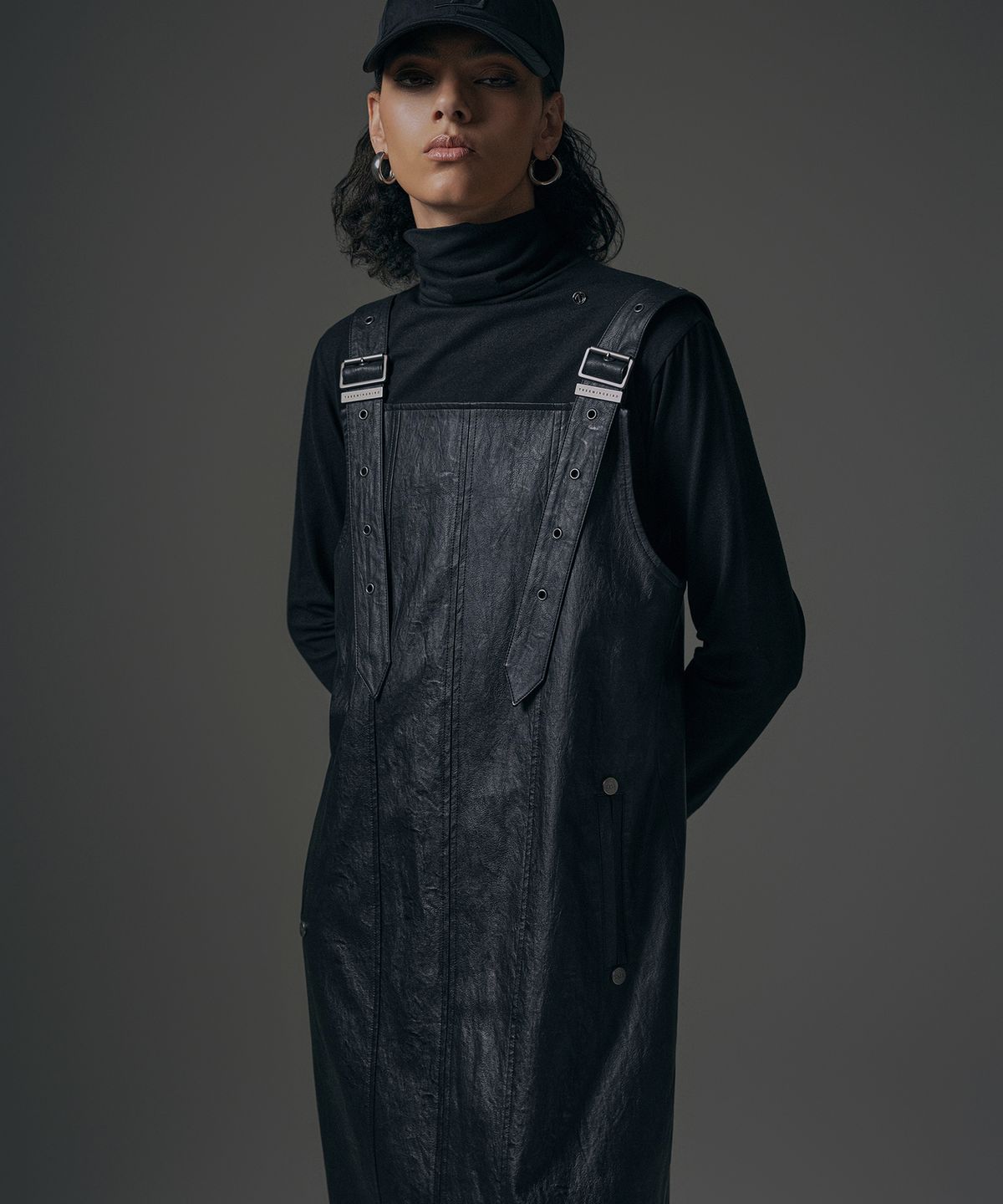트리밍버드(TREEMINGBIRD) Dry Leather Suspenders One-piece [ Black ]