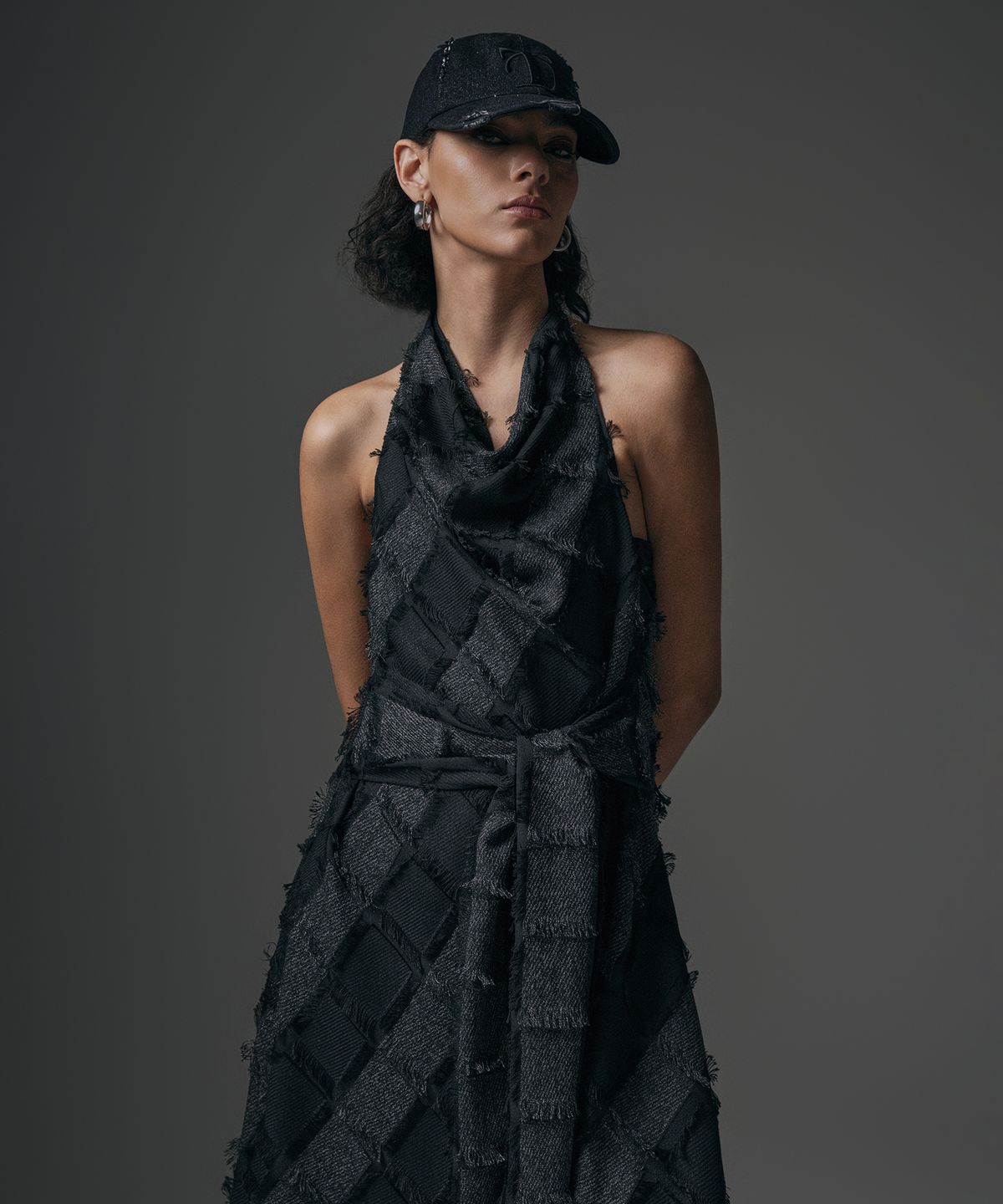트리밍버드(TREEMINGBIRD) Fringe Halterneck Drape One-piece [ Charcoal ]