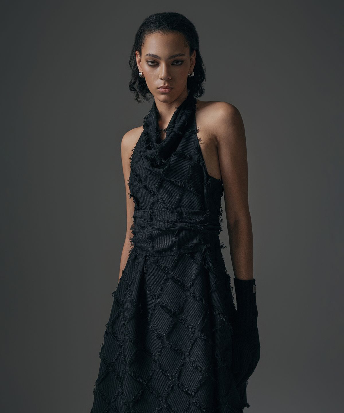 트리밍버드(TREEMINGBIRD) Fringe Halterneck Drape One-piece [ Black ]