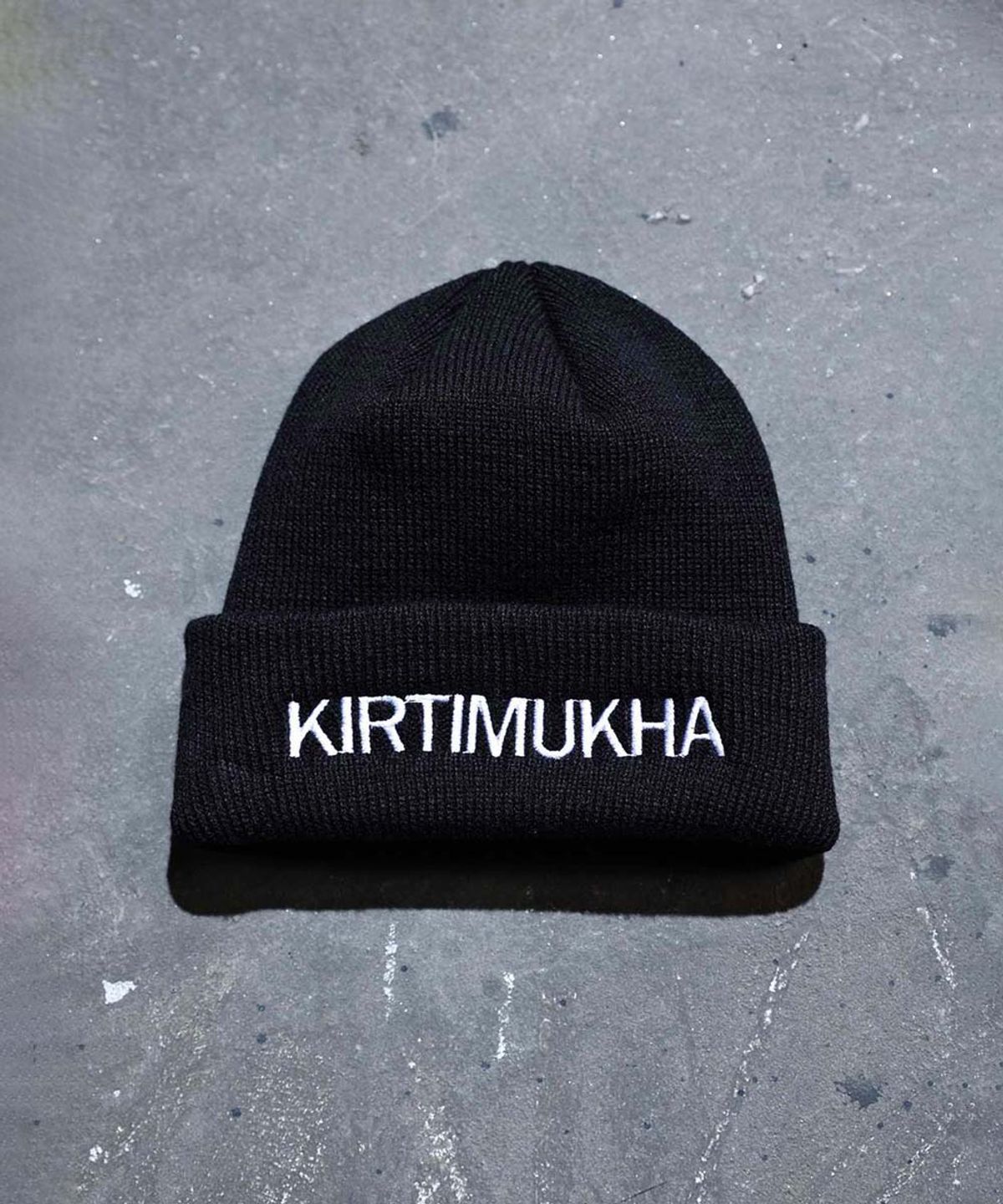 키르티무카(KIRTIMUKHA) 레터링 자수 비니