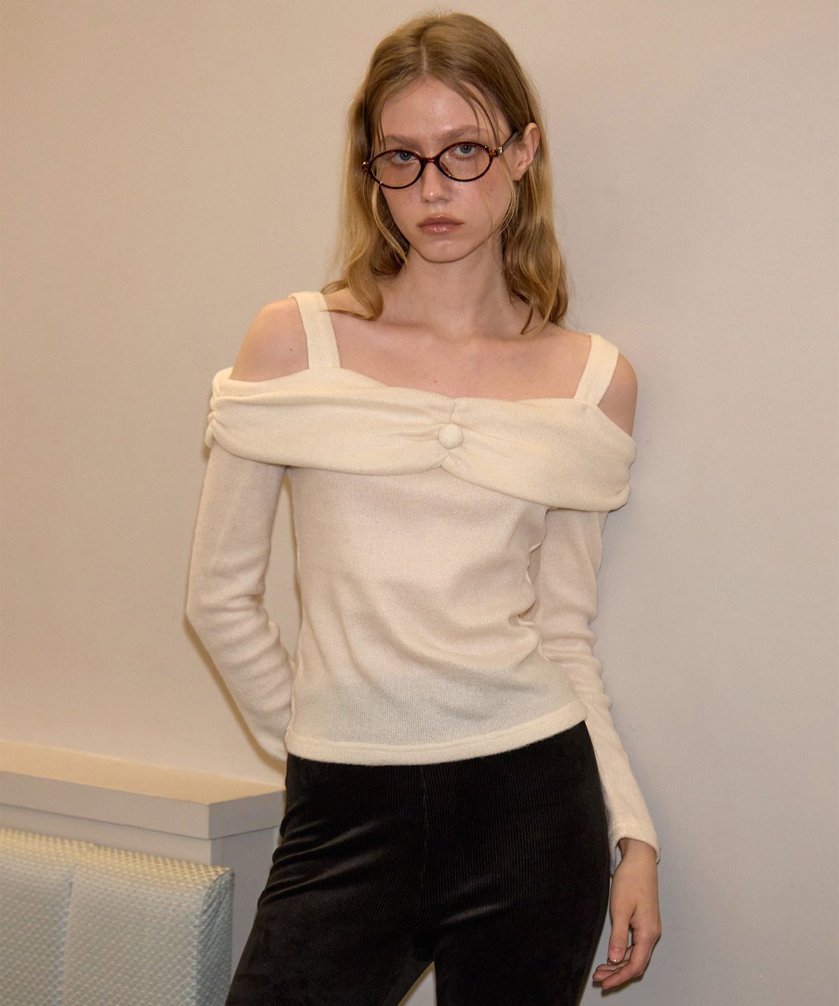 살롱 드 욘(SALON DE YOHN) Button Point Off Shoulder T_ Ivory