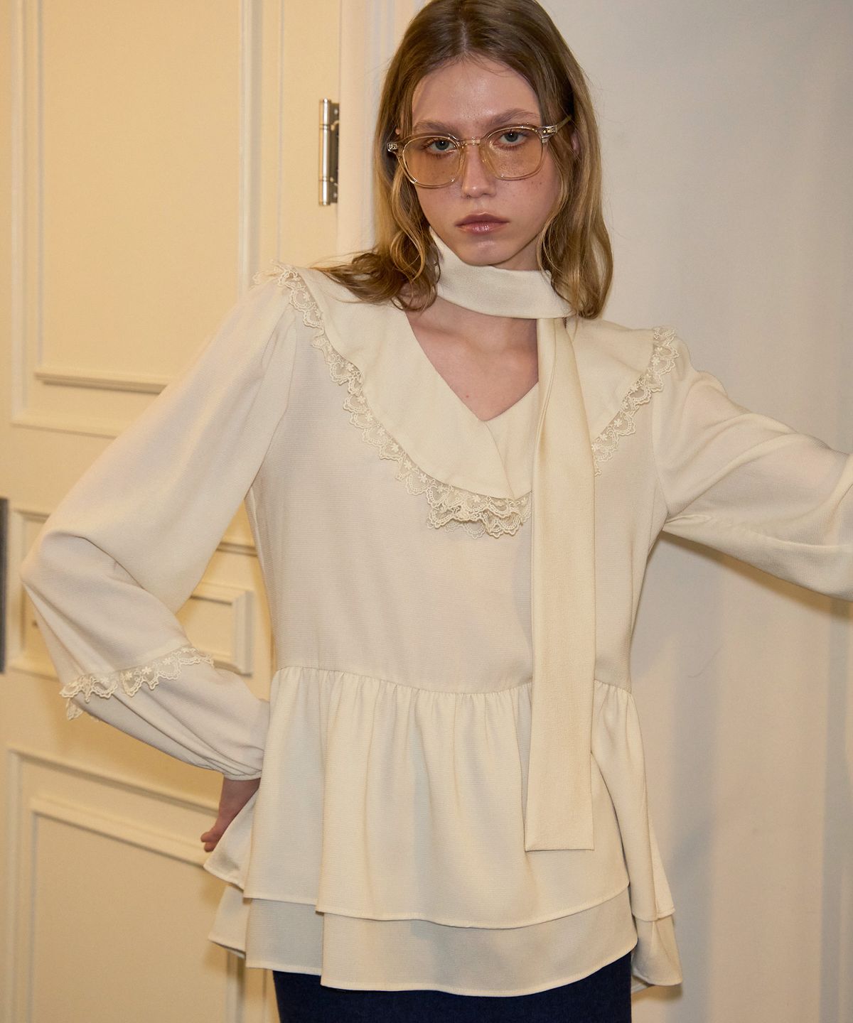 살롱 드 욘(SALON DE YOHN) Scarf Ruffle Blouse_ Ivory