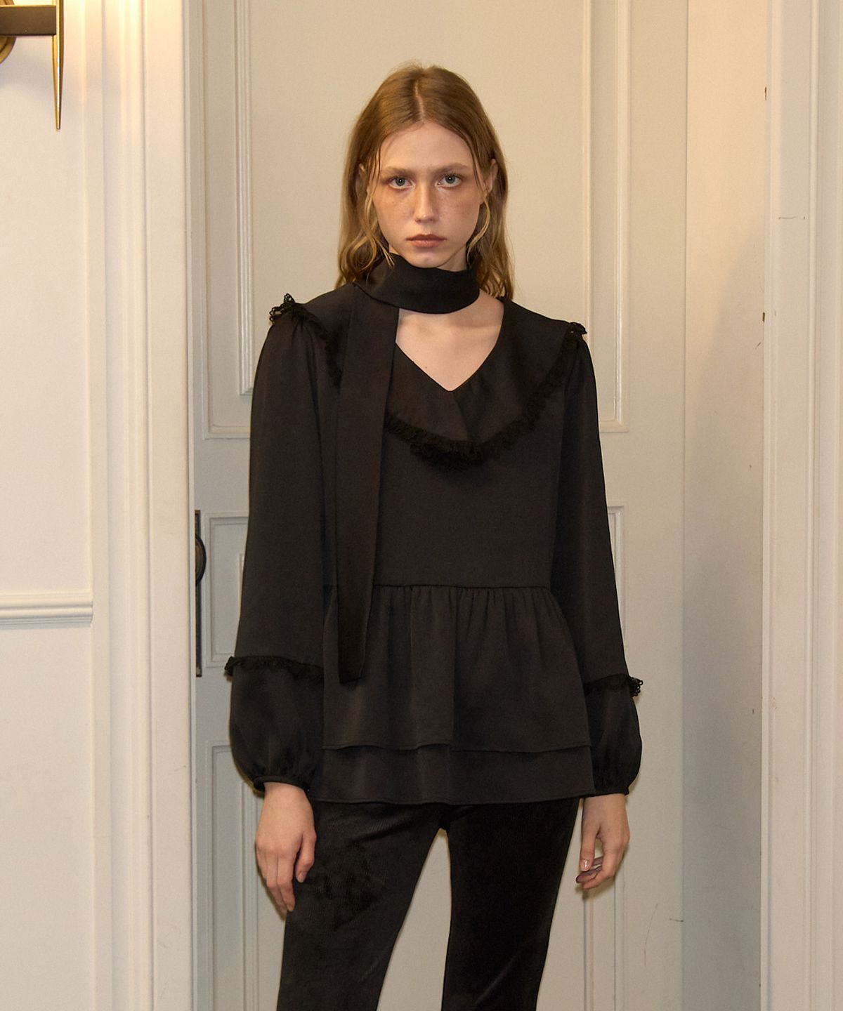 살롱 드 욘(SALON DE YOHN) Scarf Ruffle Blouse_ Black