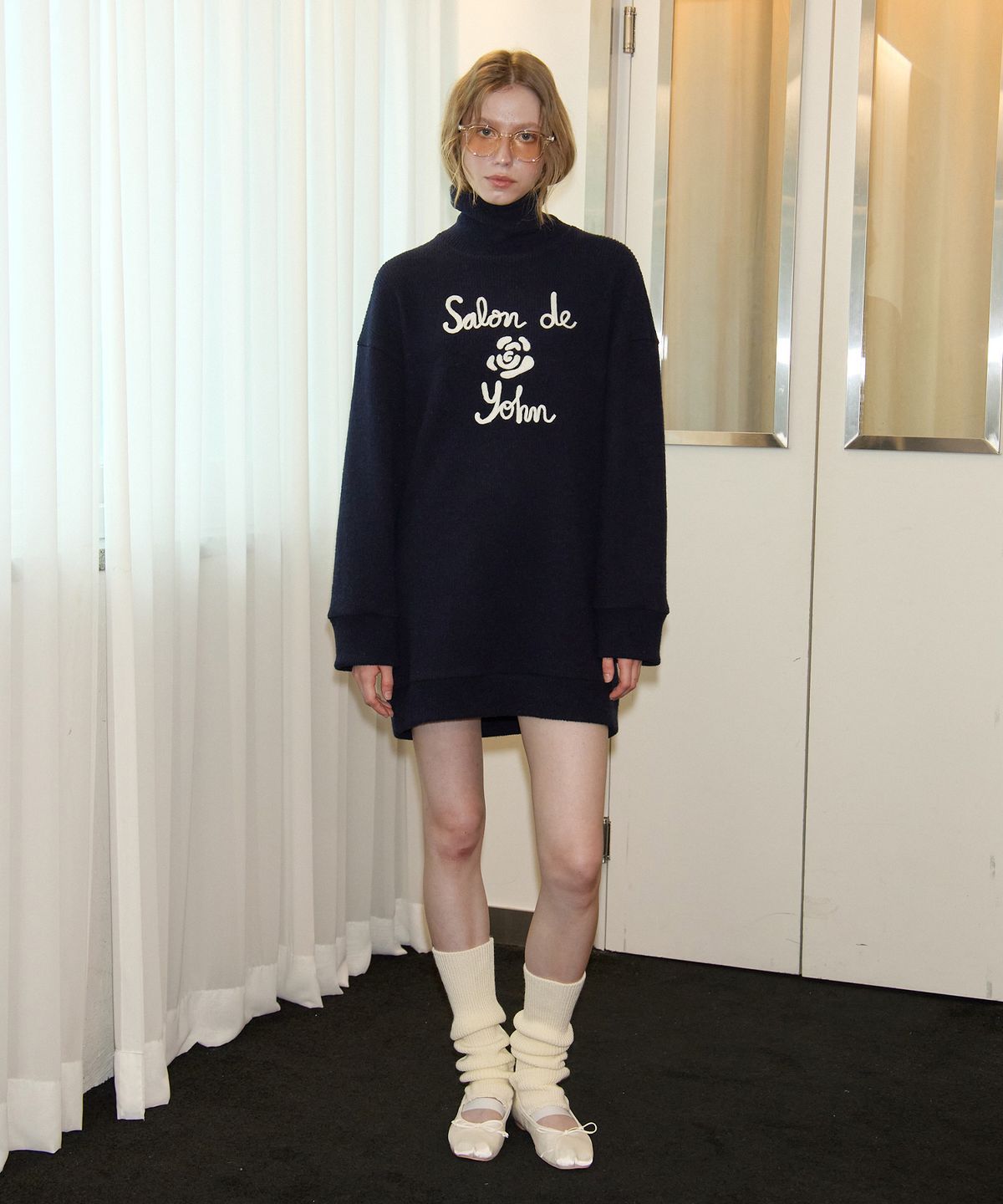 살롱 드 욘(SALON DE YOHN) Logo Turtleneck Knit Dress_ Navy