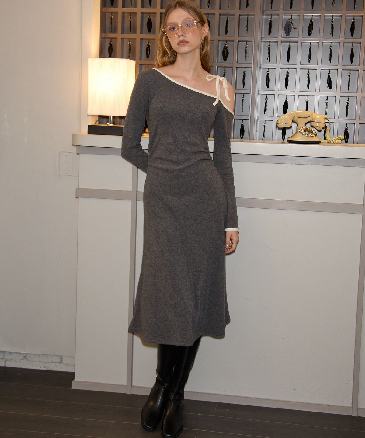 살롱 드 욘(SALON DE YOHN) Line Point Off Shoulder Dress_ Gray