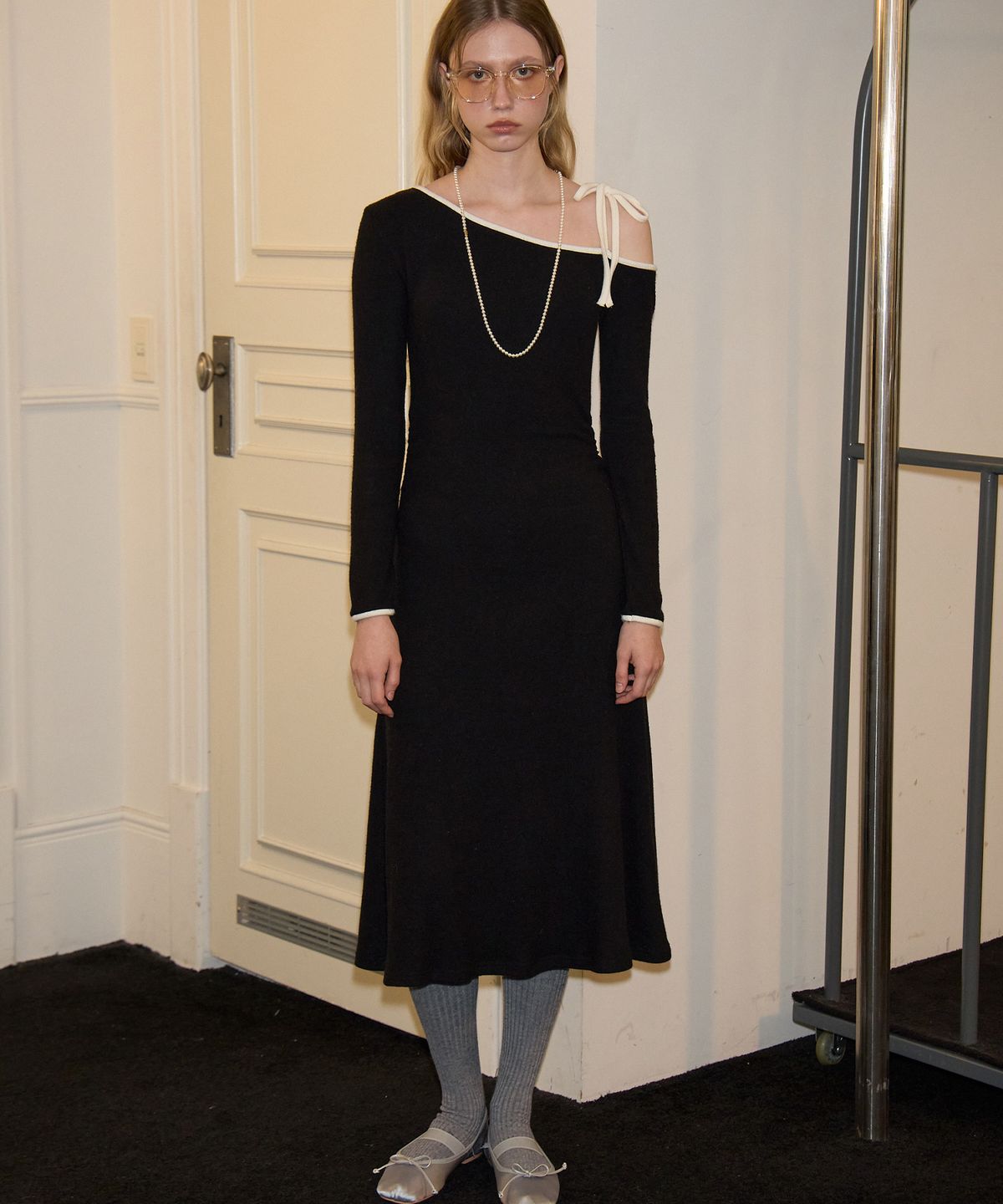 살롱 드 욘(SALON DE YOHN) Line Point Off Shoulder Dress_ Black