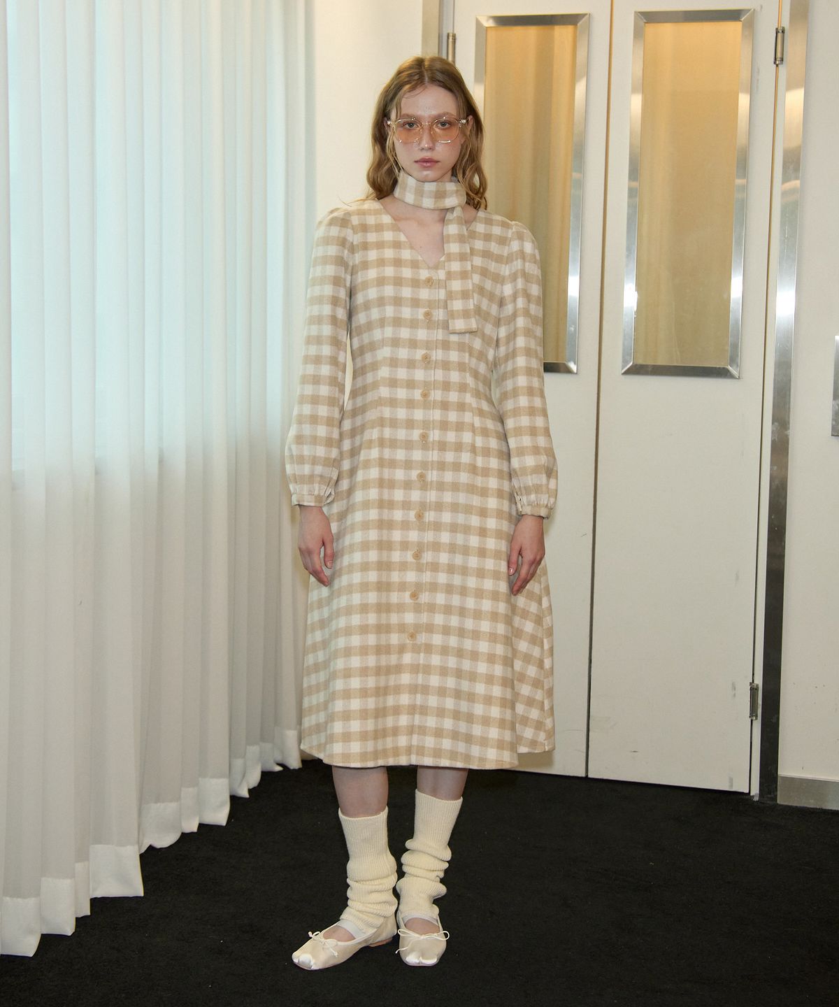 살롱 드 욘(SALON DE YOHN) Gingham Check Shirt Dress_ Beige