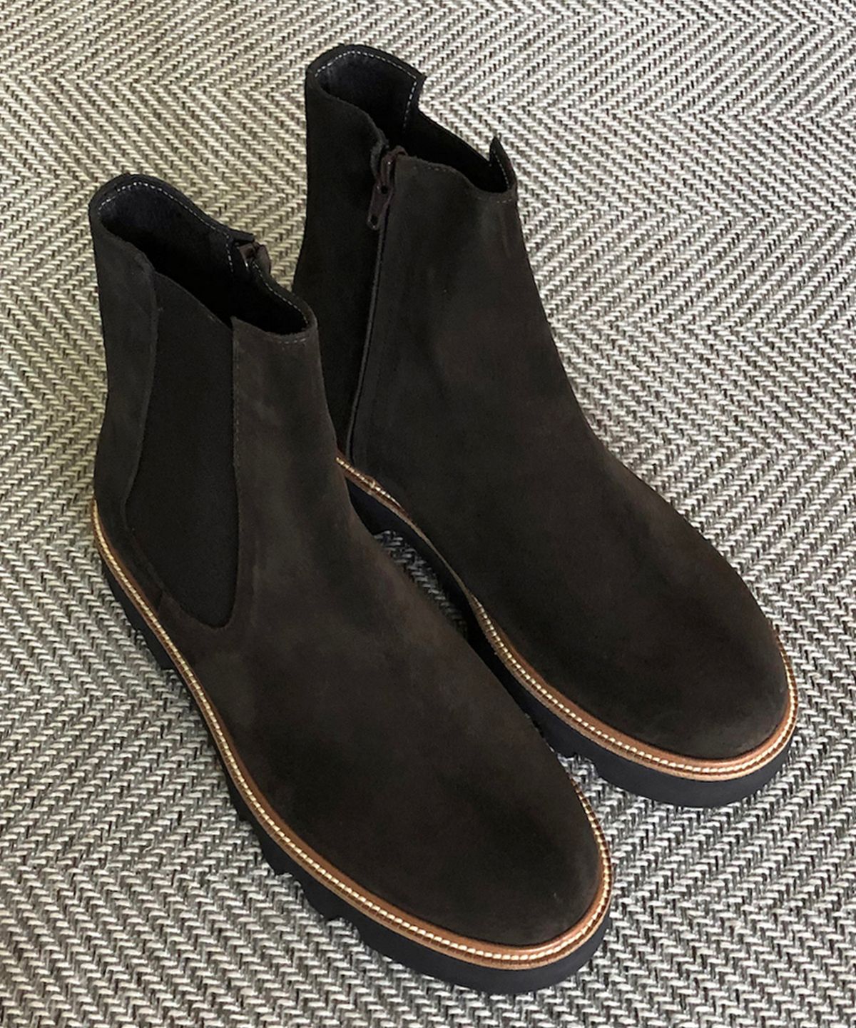 조앤슈(JOENSHOE) 행콕 라운드 워커 스웨이드 지퍼 첼시부츠 다크브라운