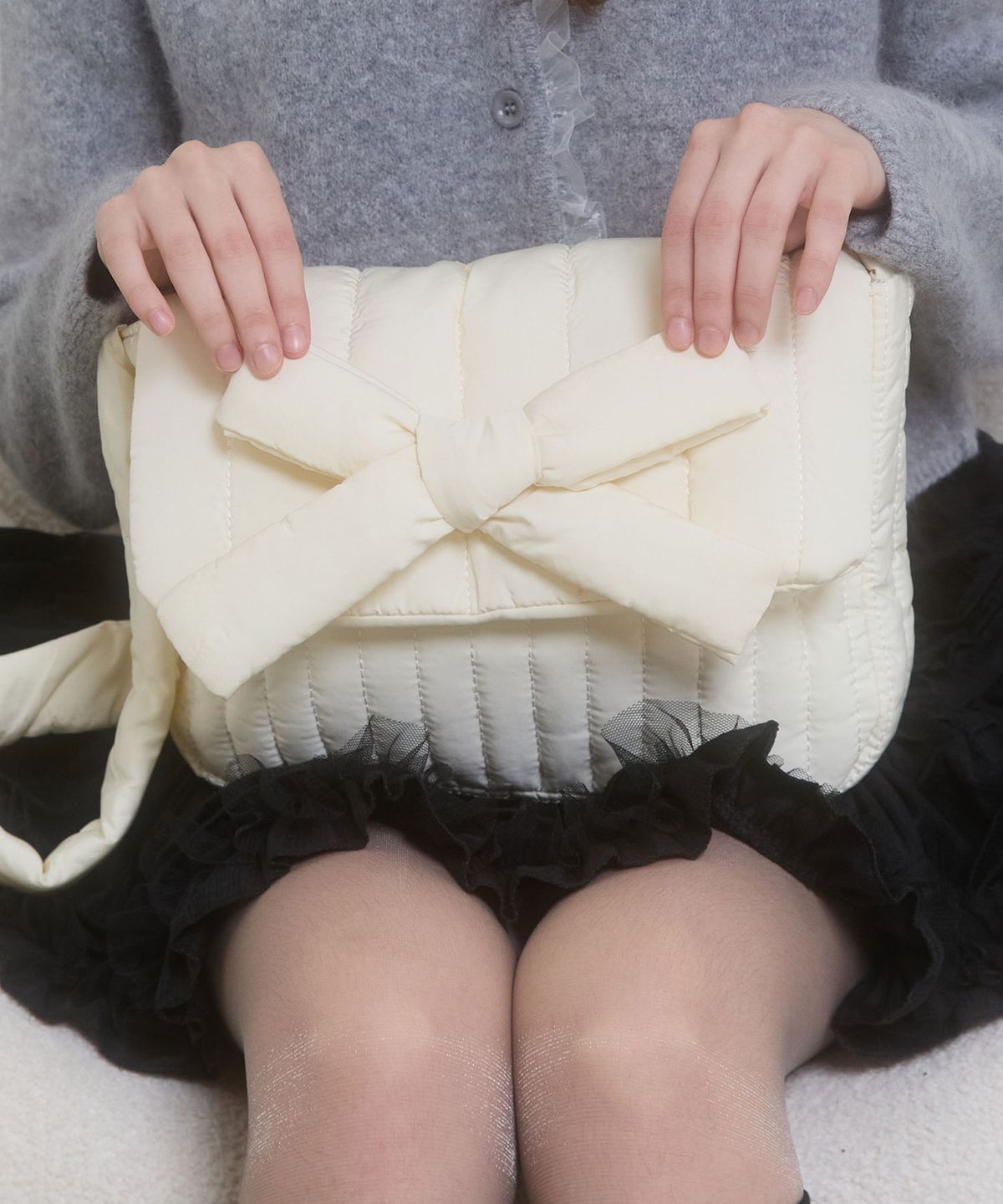 핑크파인애플(PINK PINEAPPLE) SNOW CLOUD RIBBON BAG_IVORY