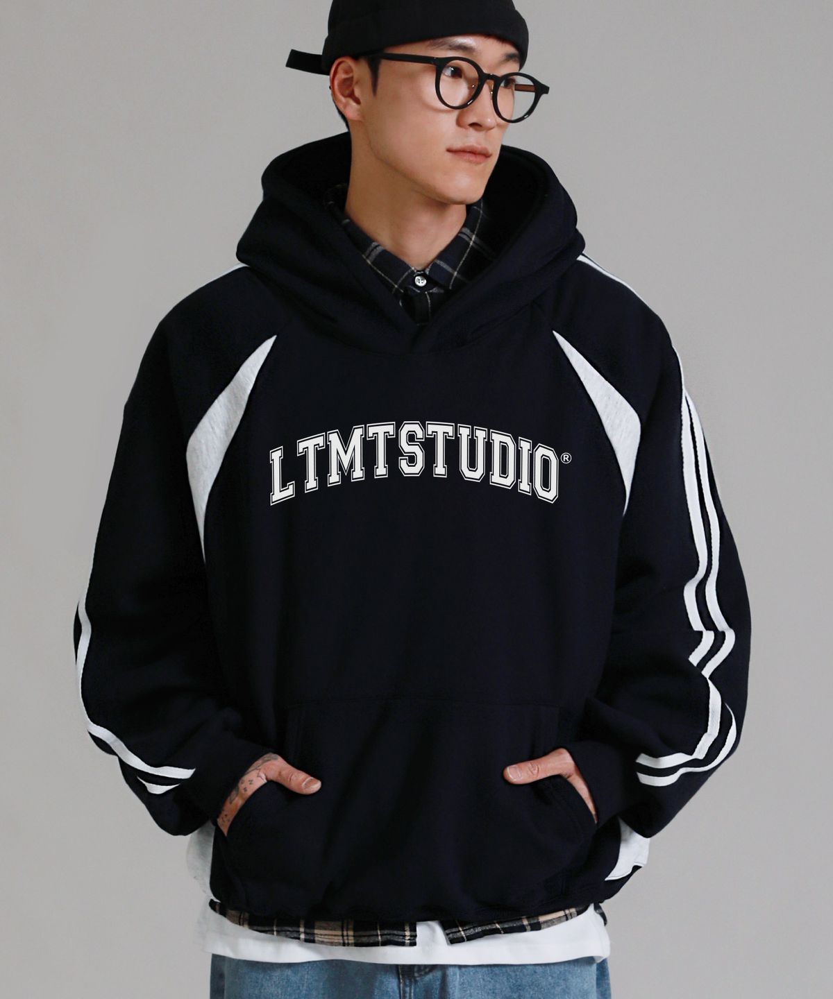 라이크더모스트(LIKE THE MOST) LTMTSTUDIO 트랙 레글런 오버 후디_네이비