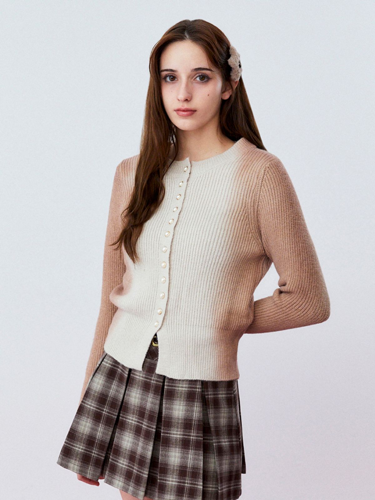 쿨키튼(KOOLKITTEN) Gradient Dye Pearl Buttons Cardigan (BEIGE)