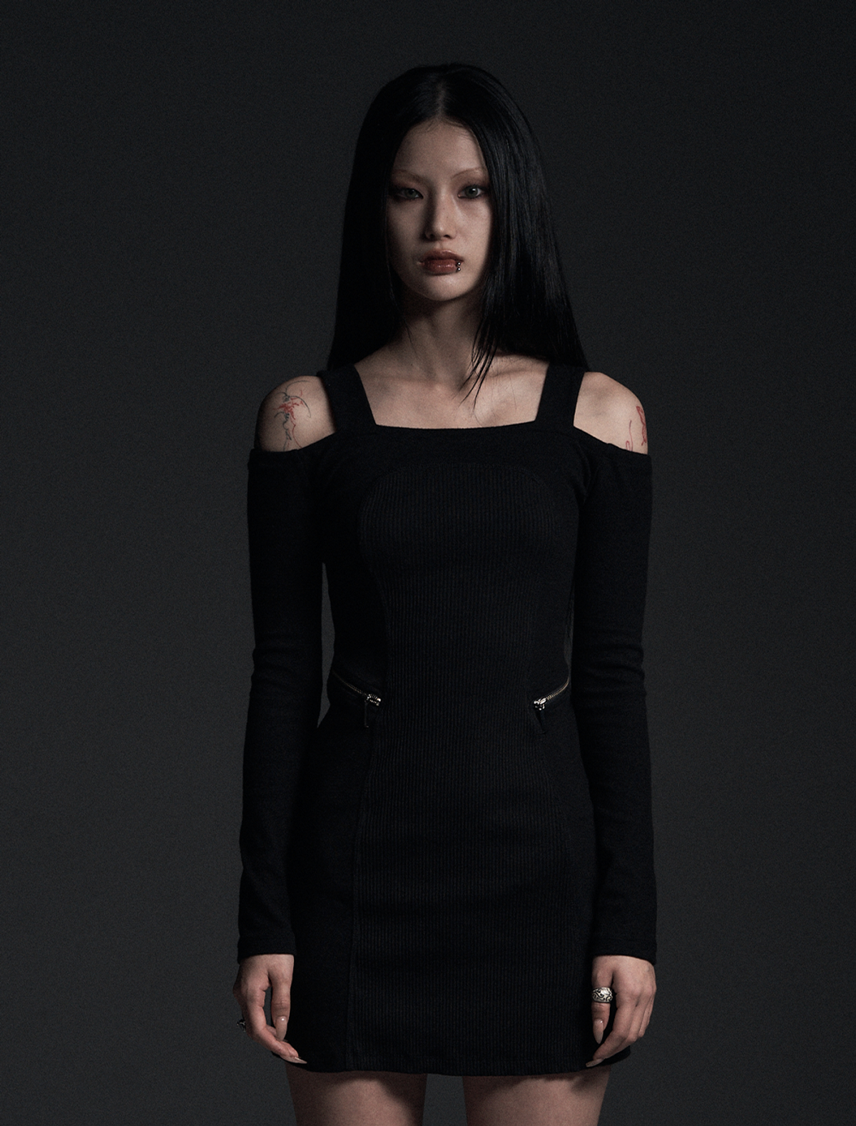 미트라(MITRA) 오프숄더 지퍼 포인트 미니 원피스