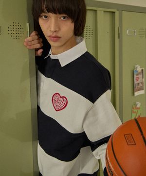 오버핏 스트라이프 카라 하트패치 맨투맨 [네이비]