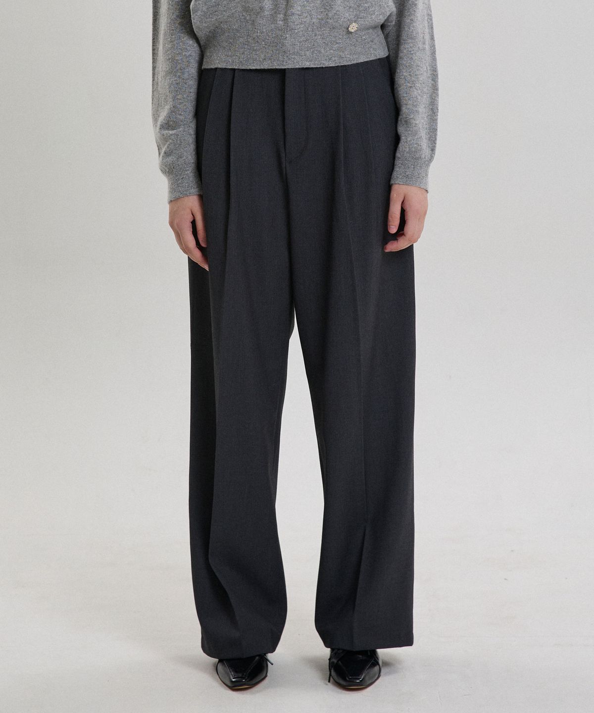 힐리오트(HEALIOTE) TUCKED LOOSE FIT SLACKS_CHARCOAL