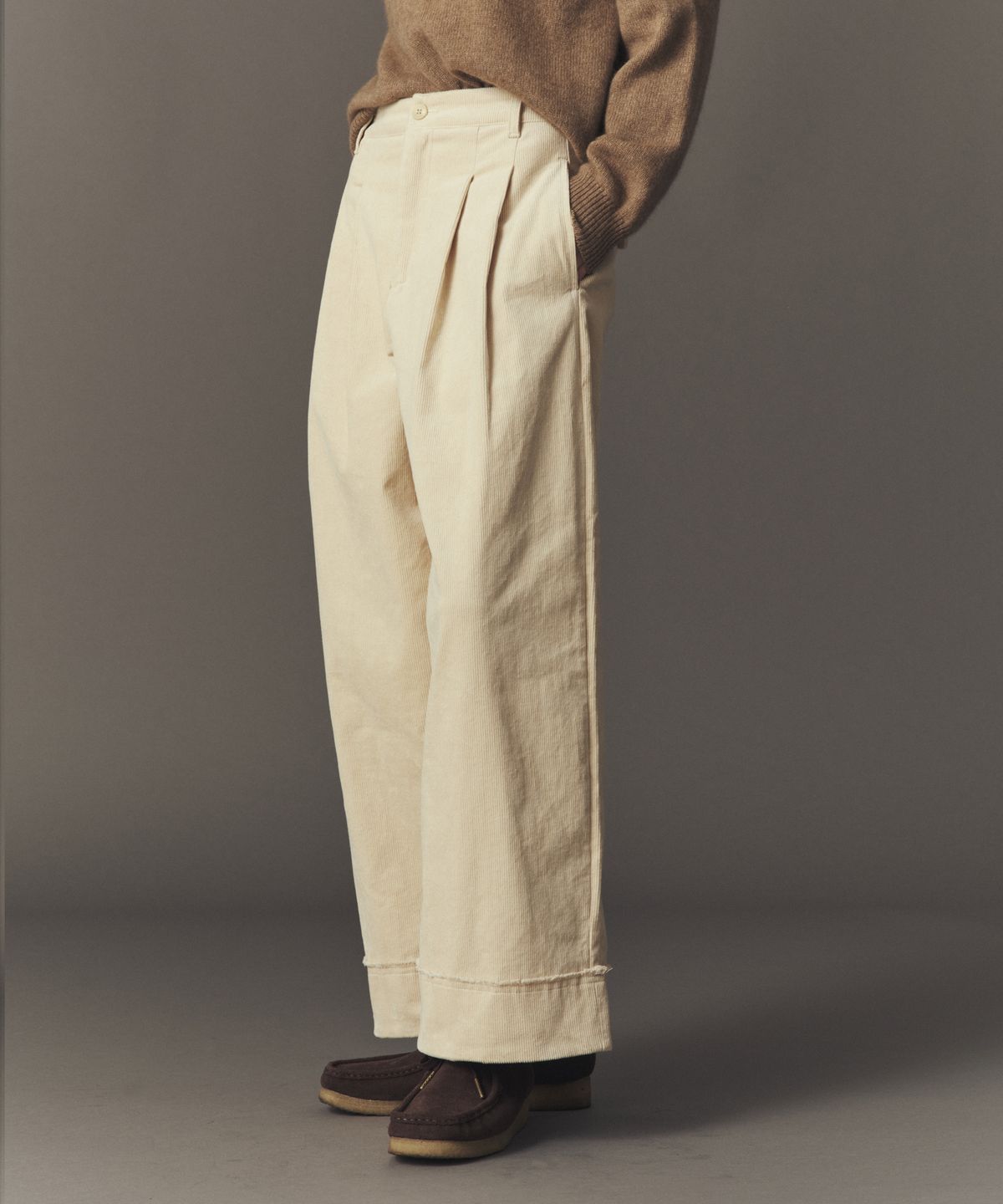 아위(AHWE) CORDUROY TUCKED PANTS_CREAM