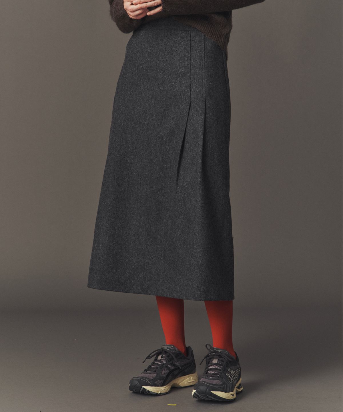 아위(AHWE) WOOL BLEND TUCKED SKIRT_D NAVY_CHARCOAL