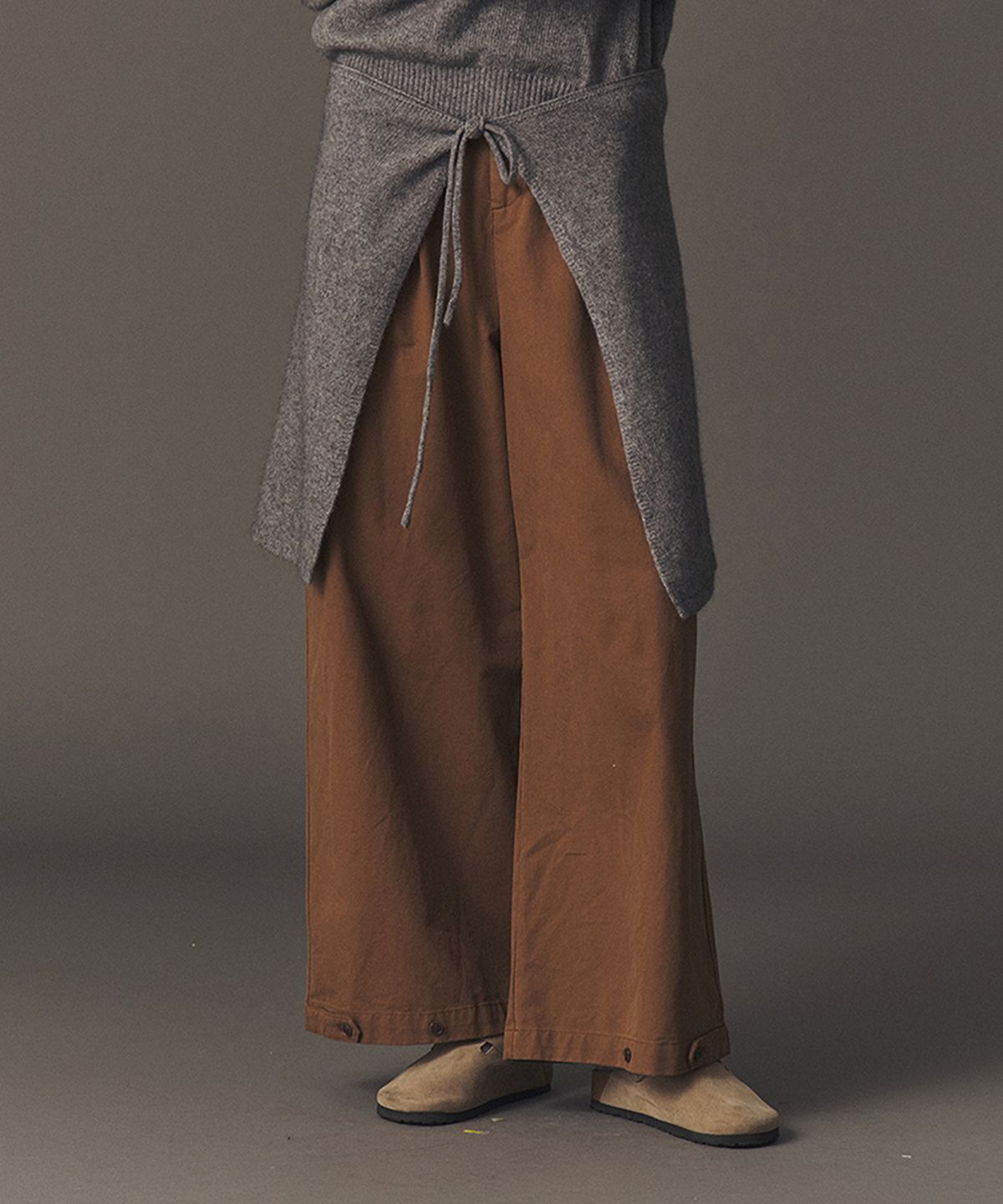 아위(AHWE) WOOL BLEND KNIT WRAP_CHARCOAL