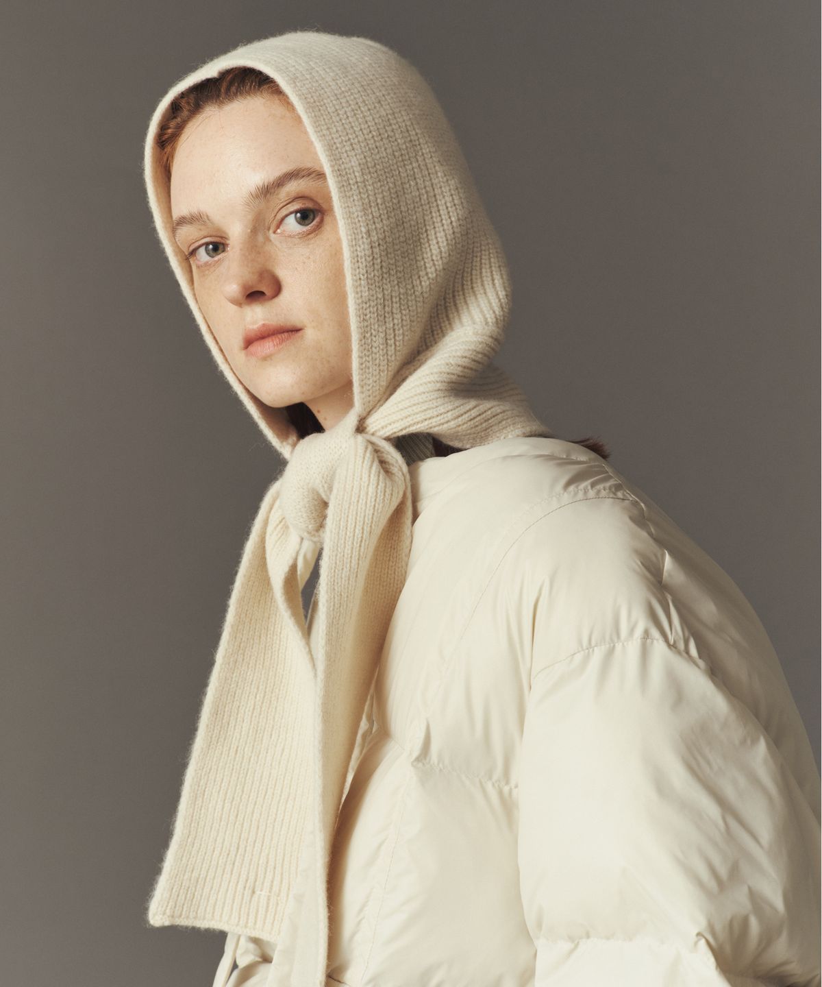 아위(AHWE) WOOL HOODED MUFFLER_CREAM