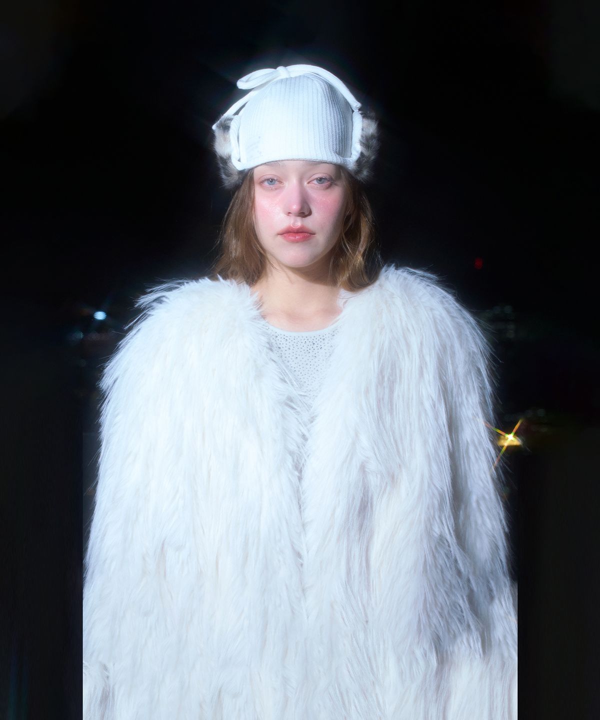 일리오(ILLIO) WHITE REVERSIBLE TROOPER BEANIE