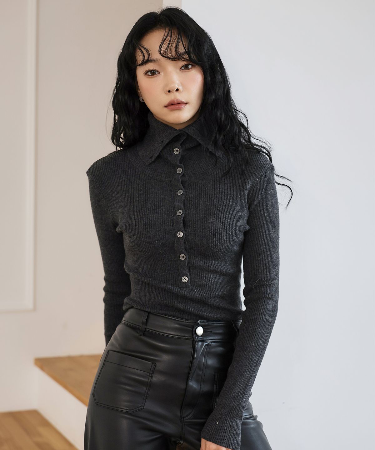 하이파이브(HYFVE) 울 블랜딩 버튼 하이넥 니트