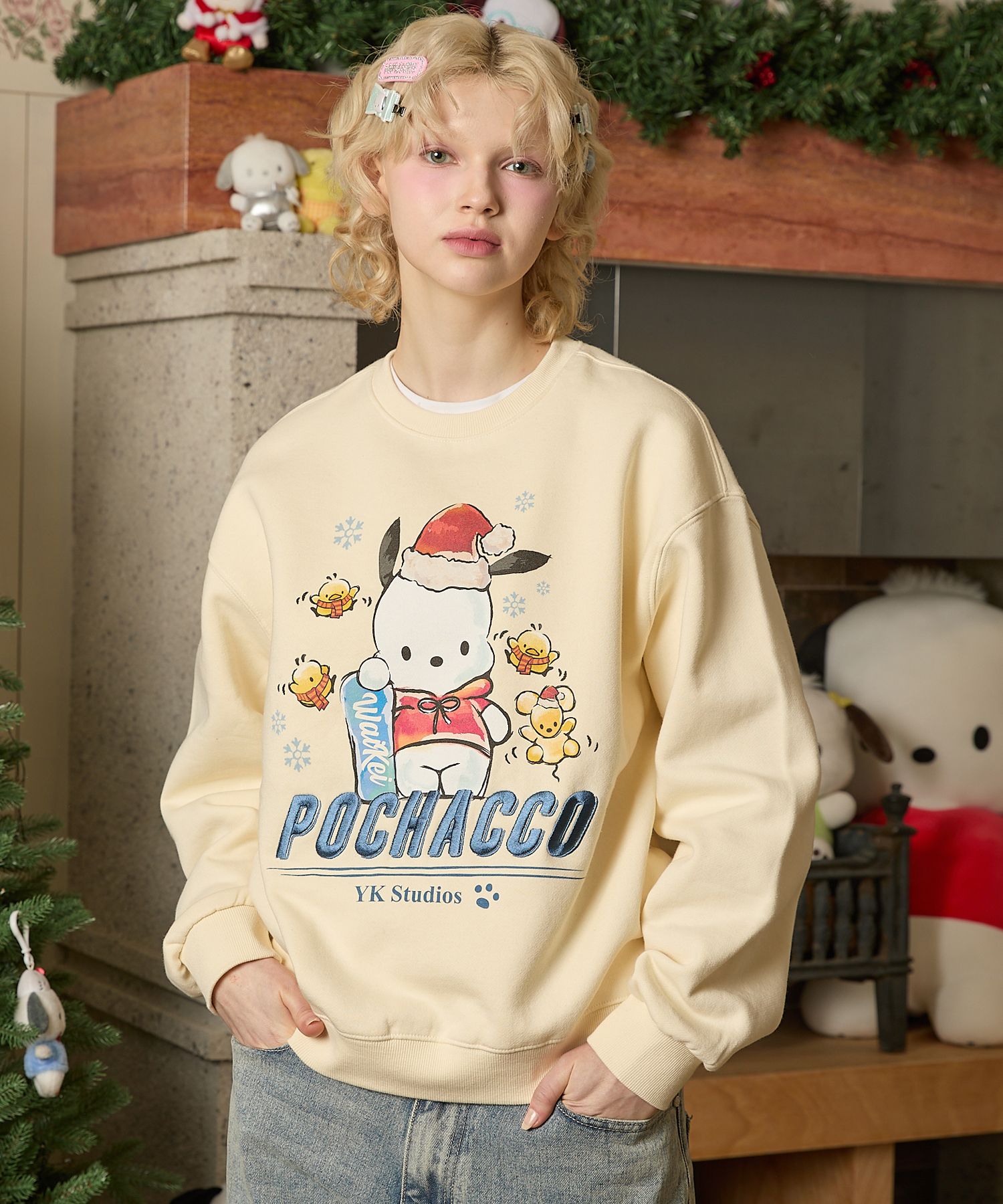 MUSINSA公式 | WAI KEI Snowing Santa Pochaco Man to Man Ivory