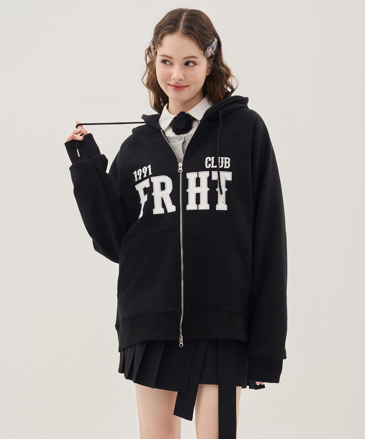 프라이하잇(THEFRHT) 투웨이 로고 패치 래글런 후드 집업 (블랙)