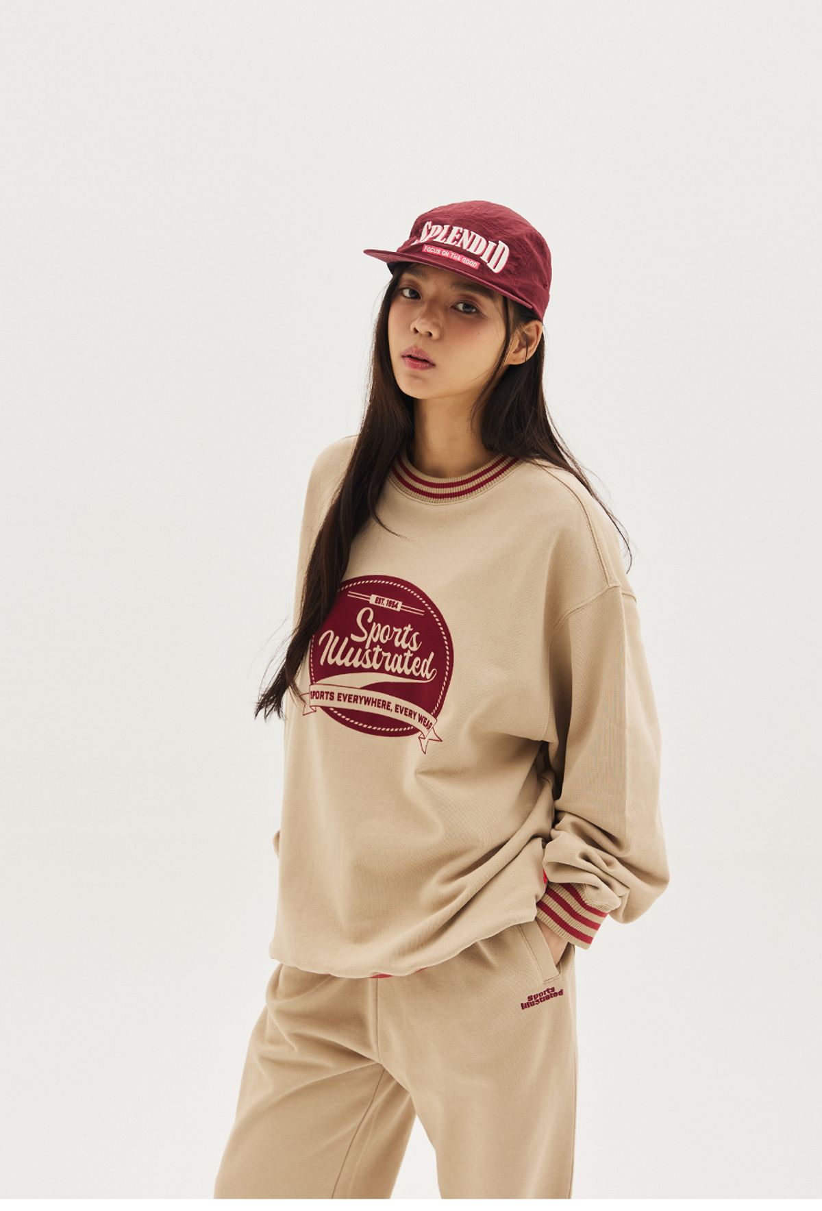 스포츠 일러스트레이티드(SPORTS ILLUSTRATED) 벨벳 로고 맨투맨 (베이지)