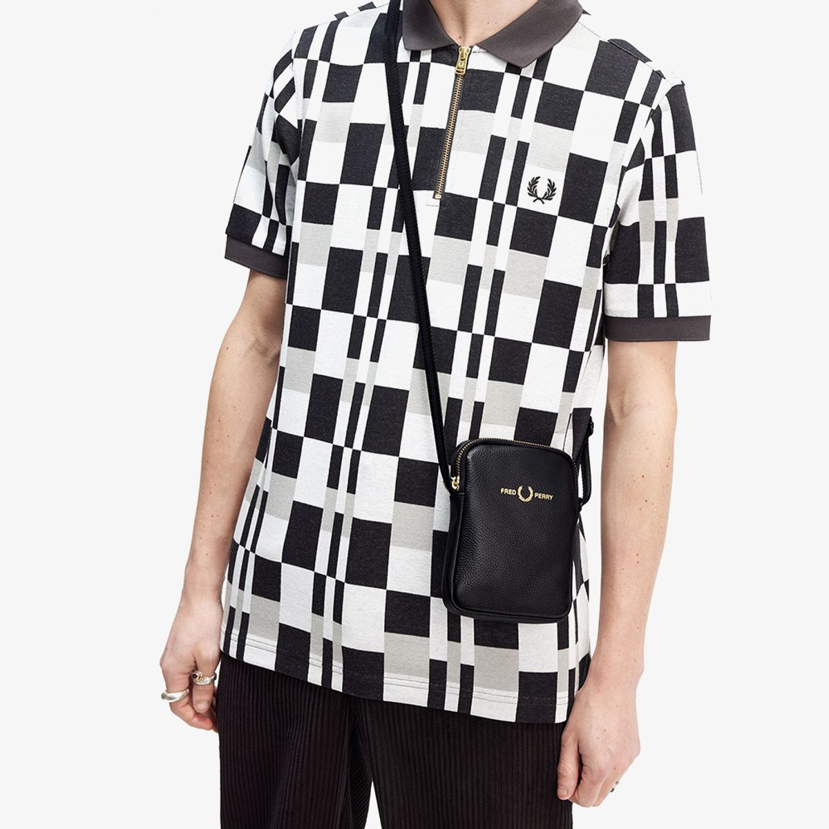 프레드페리(FRED PERRY) 텀블드 레더 사이드 백 블랙 CFPU2438289-102