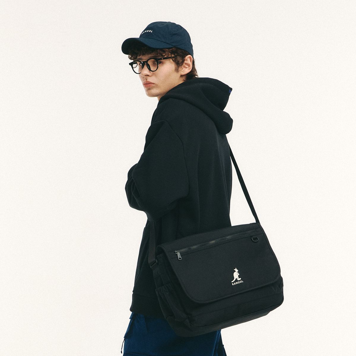 캉골(KANGOL) 어센틱 코어 메신저백 2093 블랙