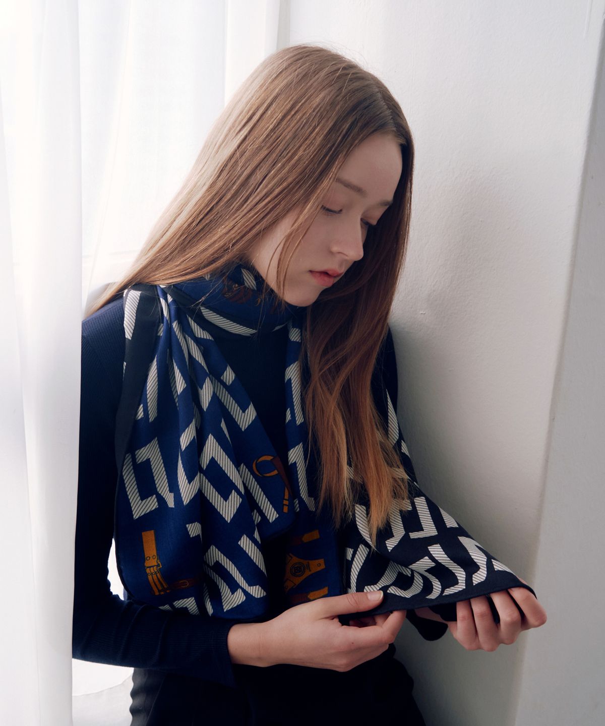 루이까또즈스카프(LOUIS QUATORZE SCARF) 더위시 양면 롱 스카프 블랙
