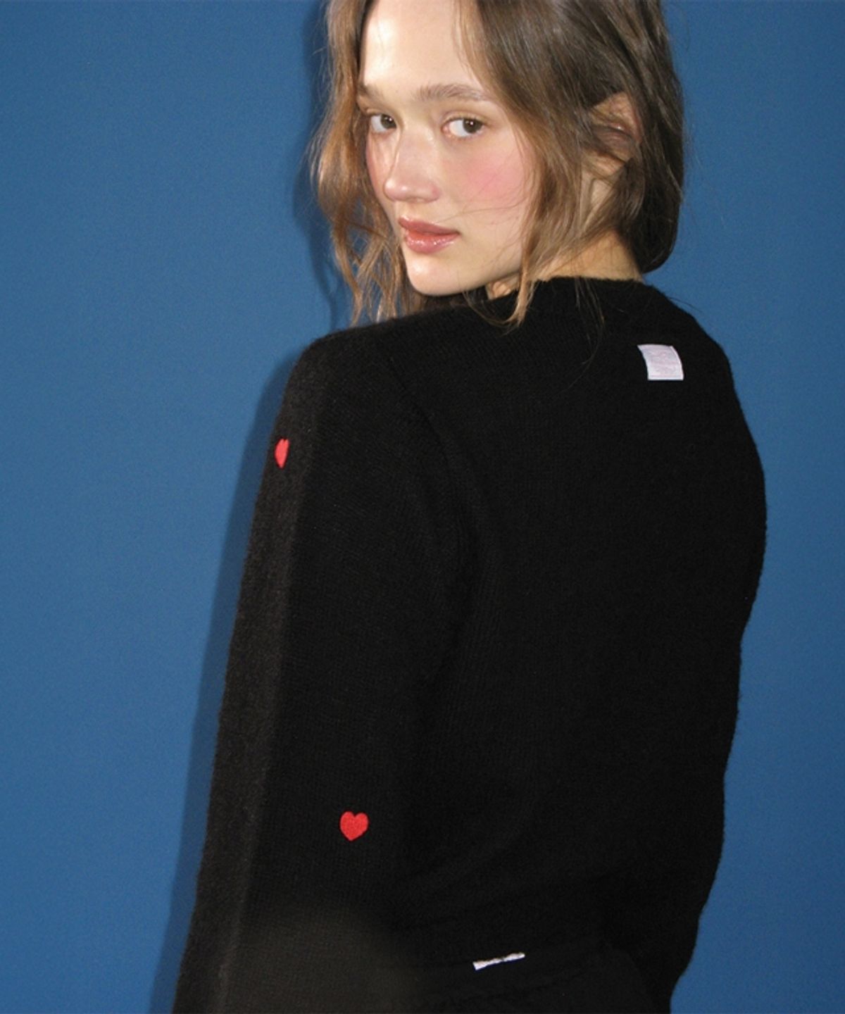 론론(RONRON) RIBBON HEART PATTERN HAIRY KNIT PULLOVER BLACK RED