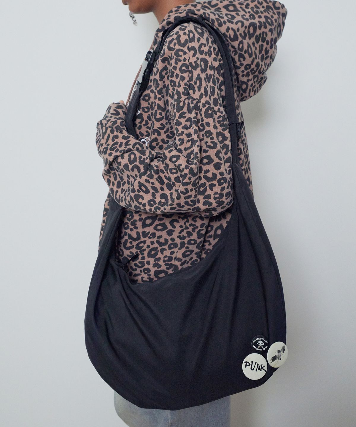 스웨이드(SUADE) BUCKLE HALFMOON CROSS BAG [BLACK]