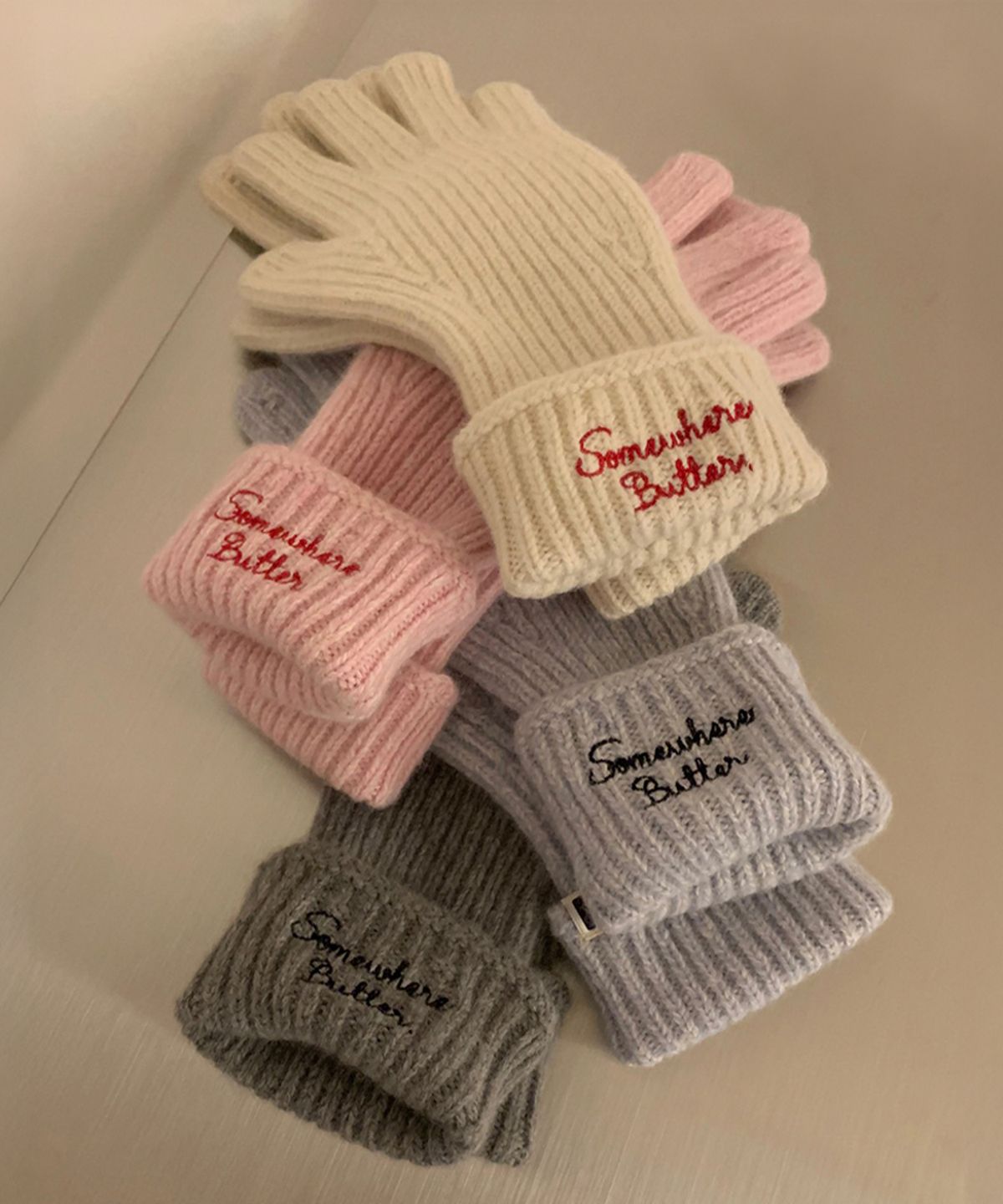썸웨어버터(SOMEWHEREBUTTER) Letter Raccon Gloves - 4Color