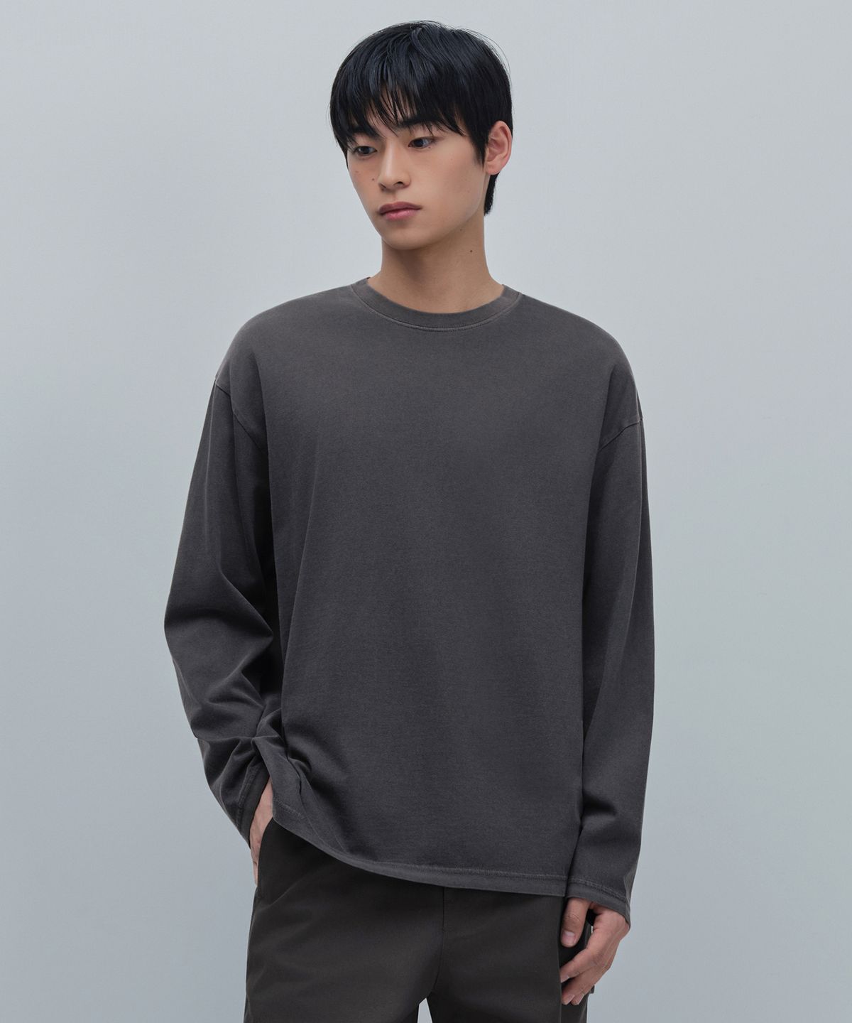 무신사 스탠다드(MUSINSA STANDARD) 피그먼트 릴렉스드 크루 넥 긴소매 티셔츠 [차콜 그레이]