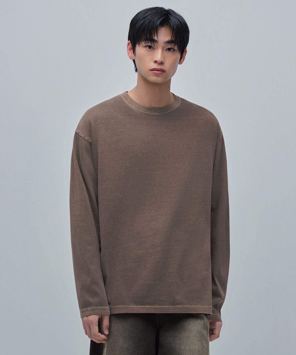 무신사 스탠다드(MUSINSA STANDARD) 피그먼트 릴렉스드 크루 넥 긴소매 티셔츠 [브라운]