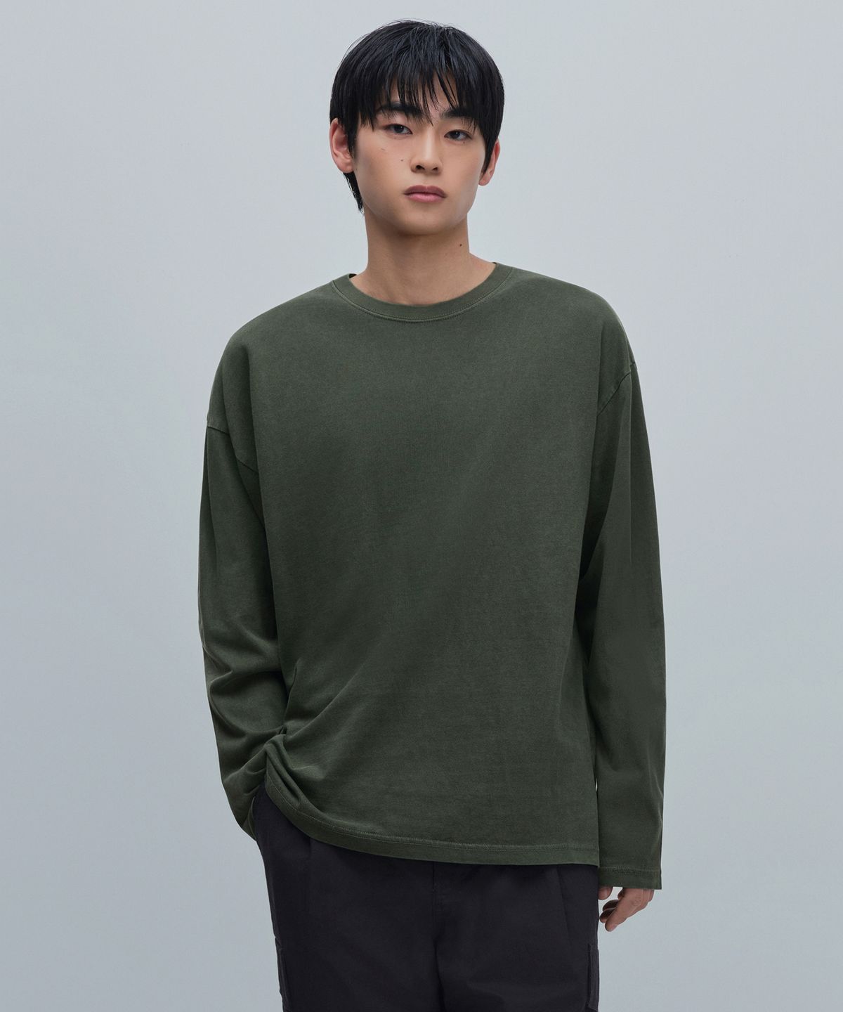 무신사 스탠다드(MUSINSA STANDARD) 피그먼트 릴렉스드 크루 넥 긴소매 티셔츠 [카키]