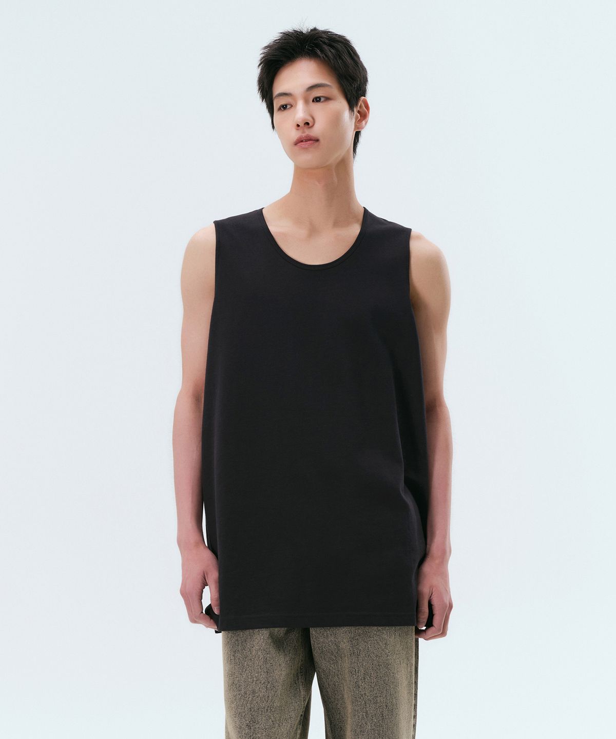 무신사 스탠다드(MUSINSA STANDARD) 레이어드 스쿱 넥 슬리브리스 탑 [블랙]