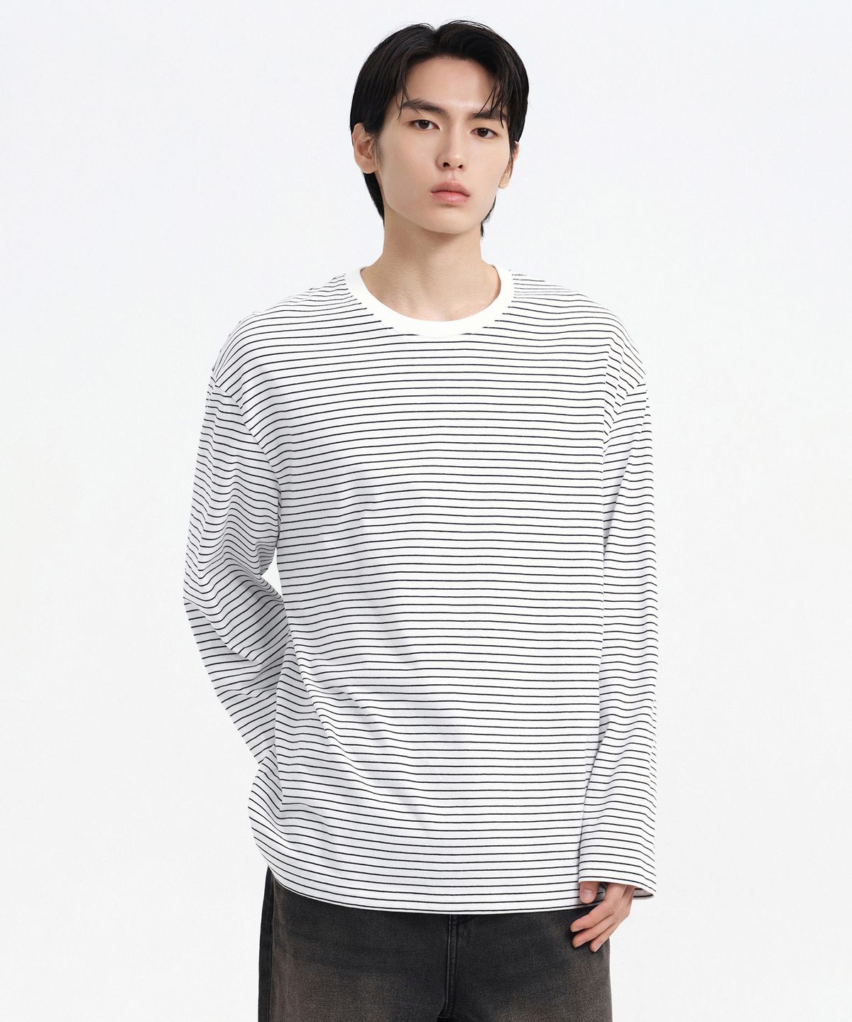 무신사 스탠다드(MUSINSA STANDARD) 핀 스트라이프 릴렉스드 긴소매 티셔츠 [화이트/블랙]